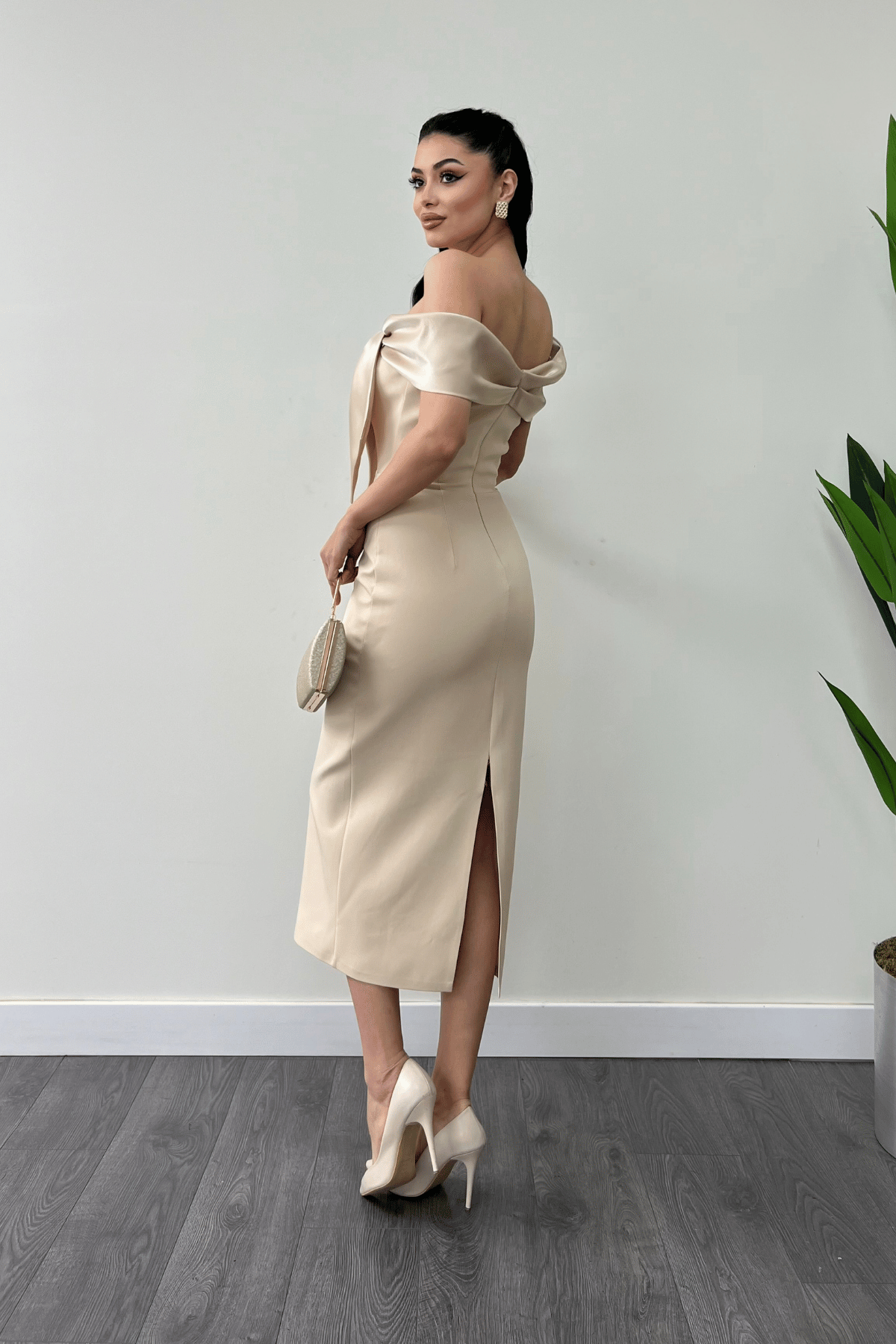 Atlas Kumaş Yakası Kurdale Detaylı Kalem Elbise - KREM