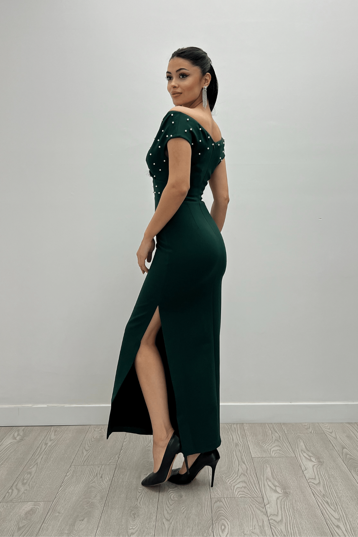 Babel Kumaş Kayık Yaka İnci Detaylı Kalem Elbise - ZÜMRÜT YEŞİL