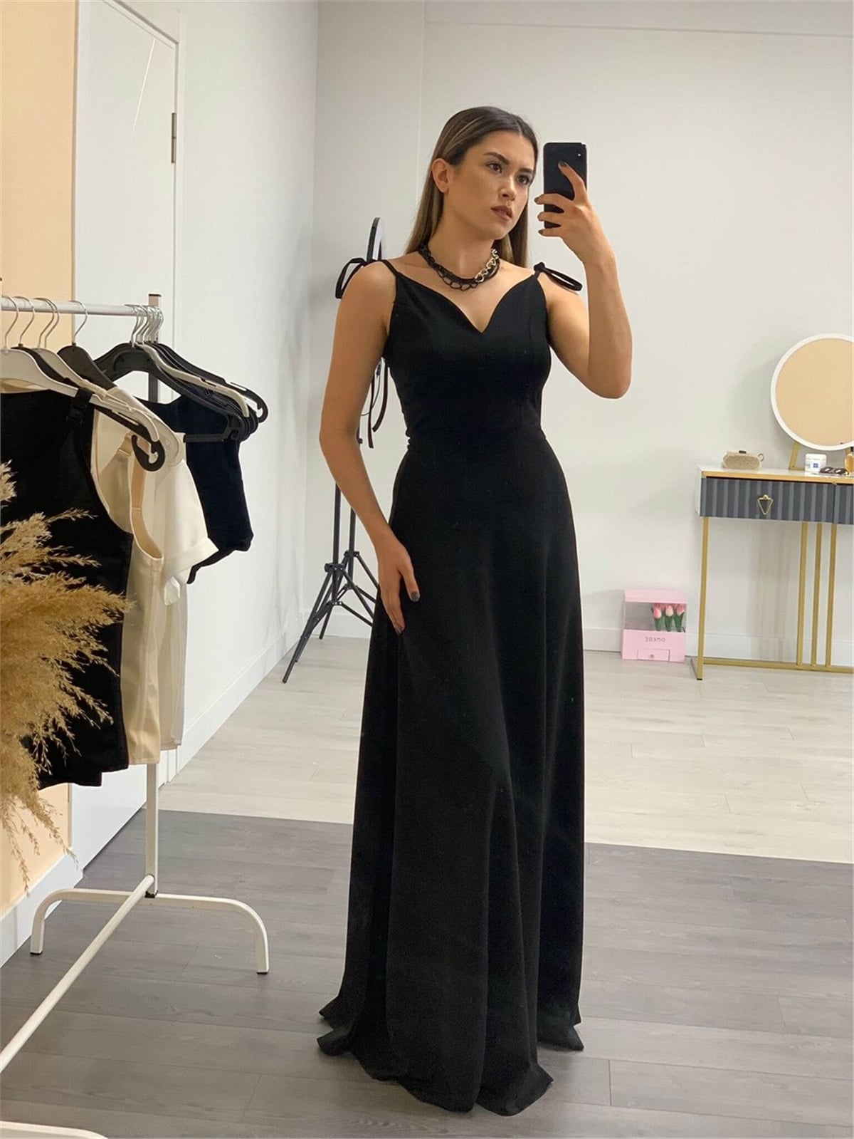 Crep Kumaş Askı Detaylı Maxi Elbise - Siyah