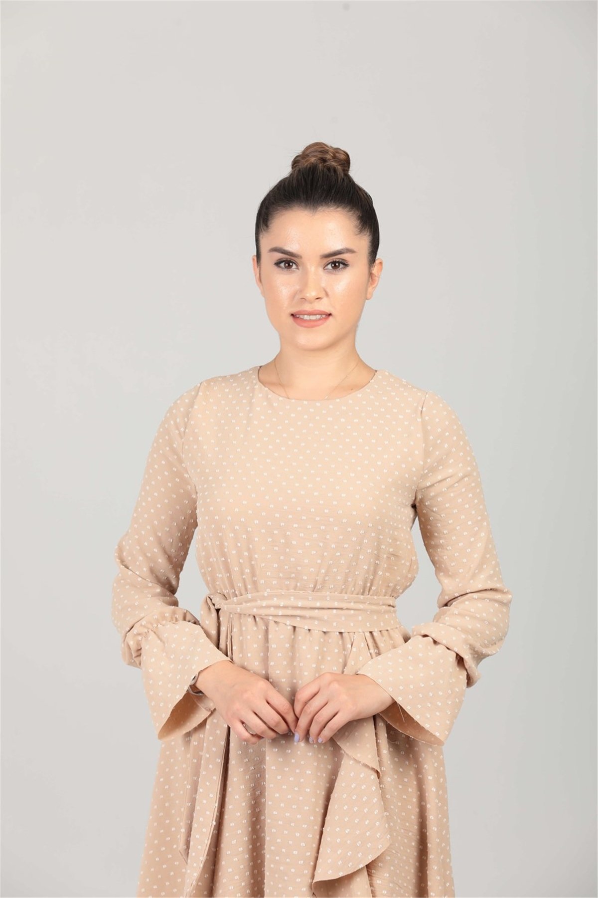 Crep Kumaş Fırfırlı Puantiye Elbise - Bej