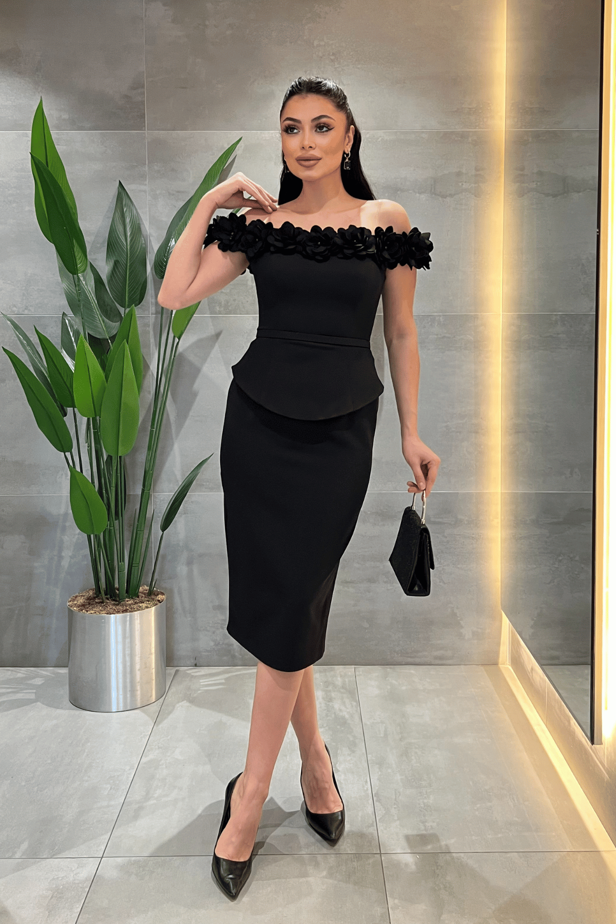 Double Kumaş Çiçek Detaylı Kalem Elbise - SİYAH