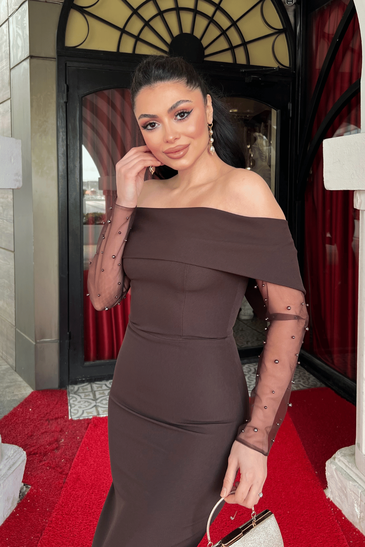 Double Kumaş İnci Detaylı Kayık Yaka Elbise - KAHVERENGİ