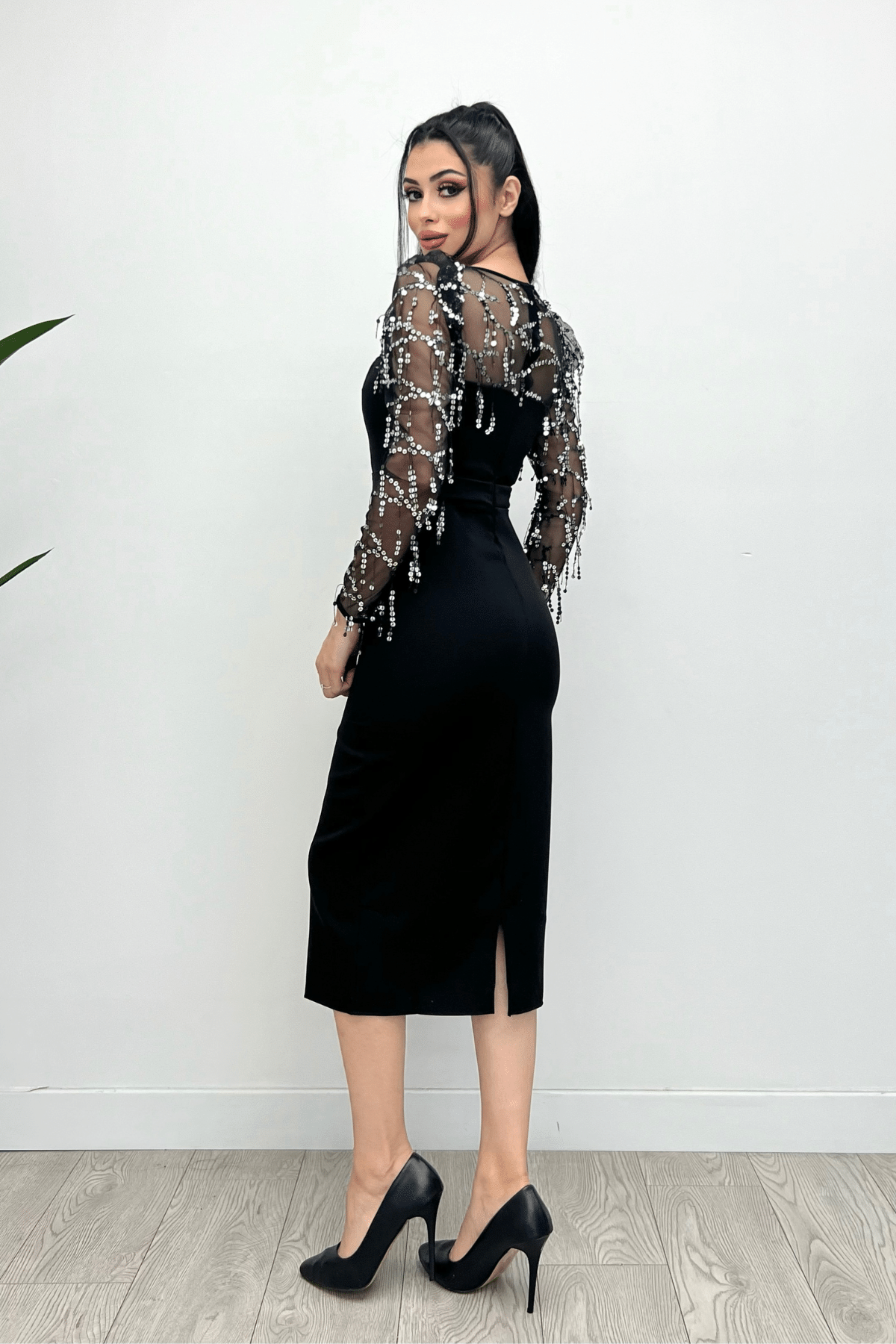 فستان من قماش سكوبا مزين بالترتر ومهدب - فضة