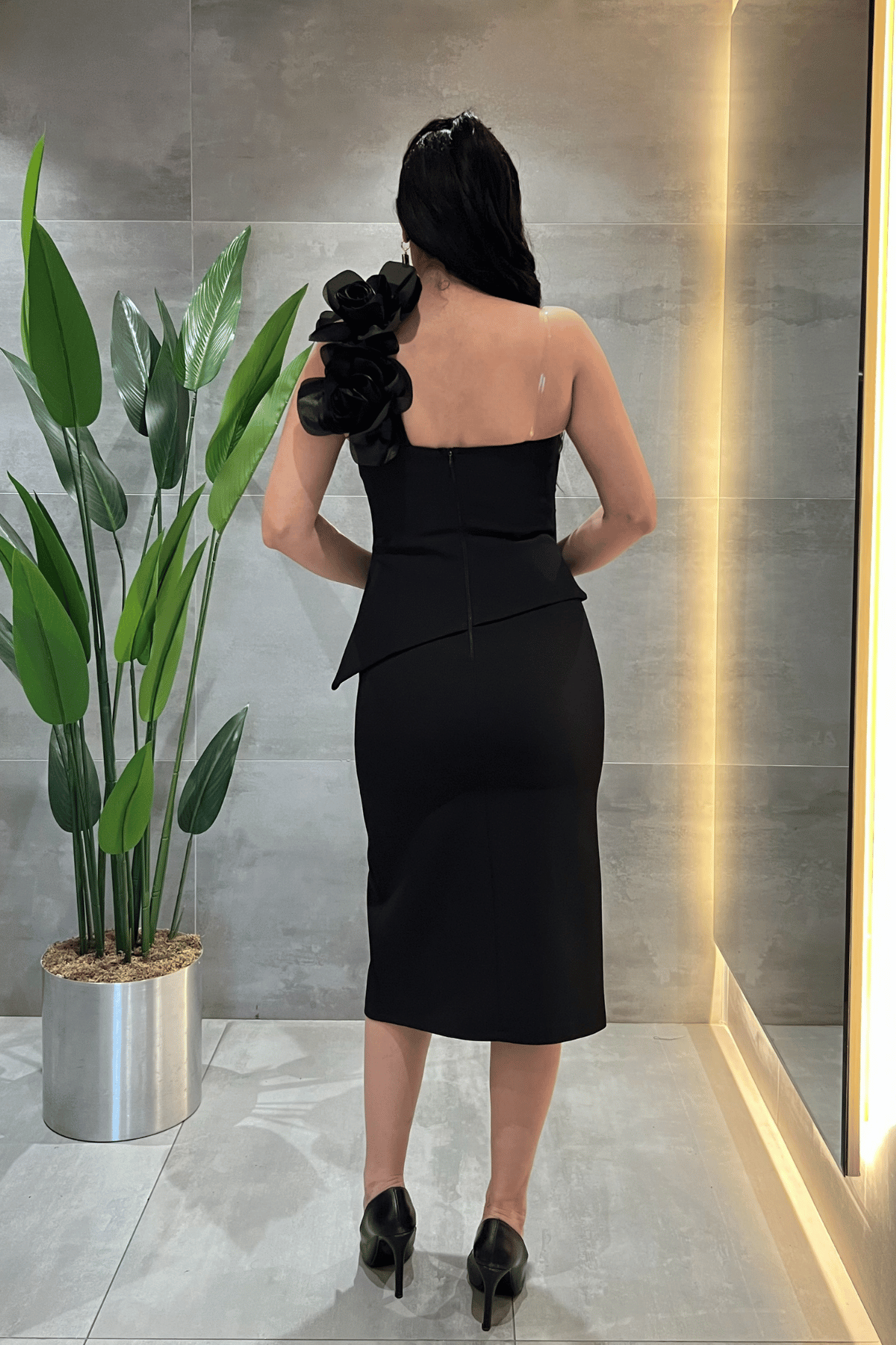 Double Kumaş Tek Kol Gül Detaylı Kalem Elbise - SİYAH