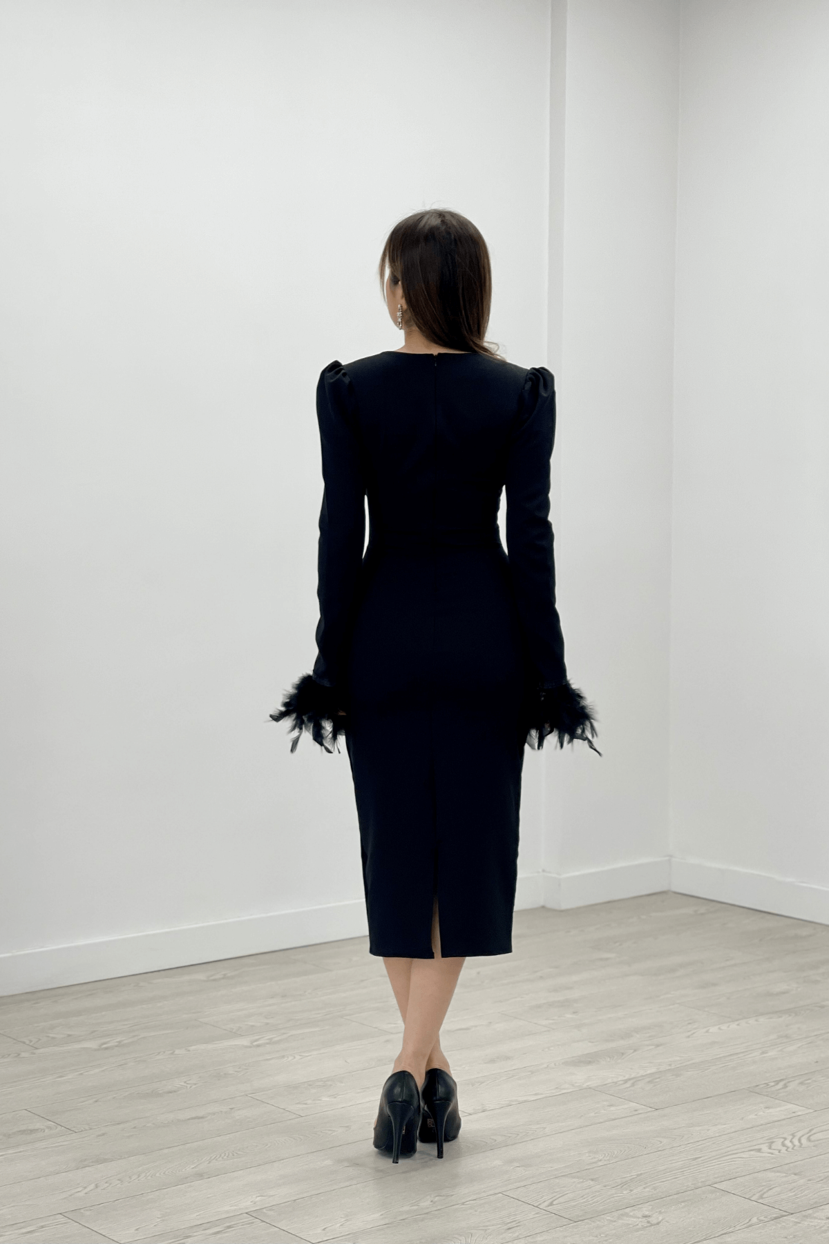 Double Kumaş V Yaka Kolları Tüy Detaylı Kalem Abiye Elbise - SİYAH