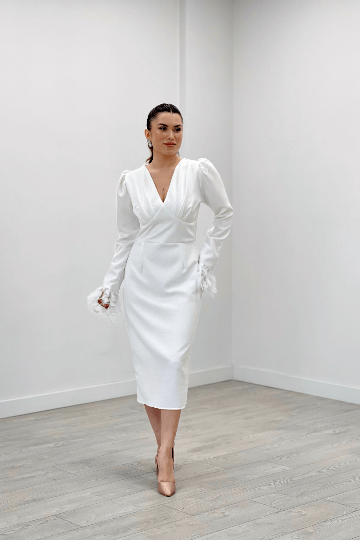 Double Kumaş V Yaka Kolları Tüy Detaylı Kalem Abiye Elbise - BEYAZ