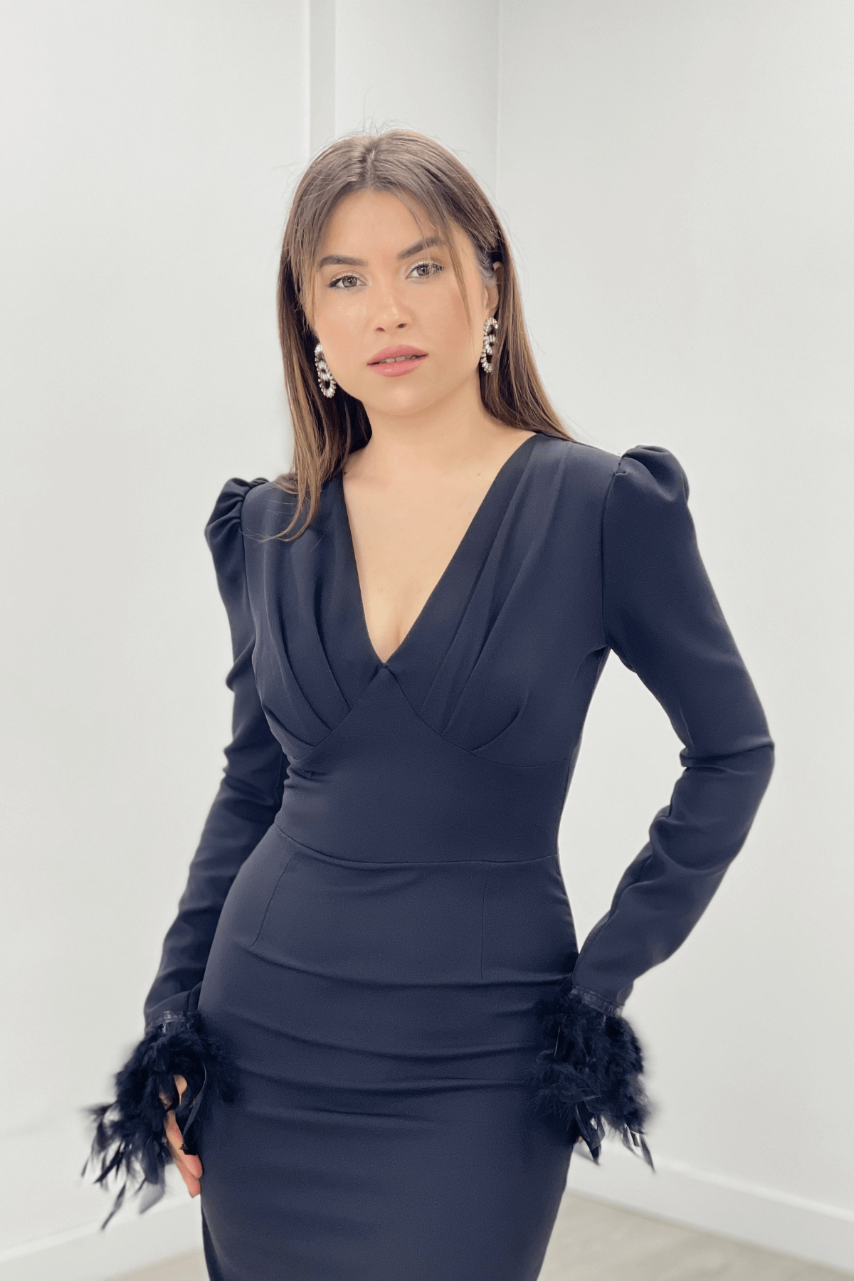 Double Kumaş V Yaka Kolları Tüy Detaylı Kalem Abiye Elbise - SİYAH