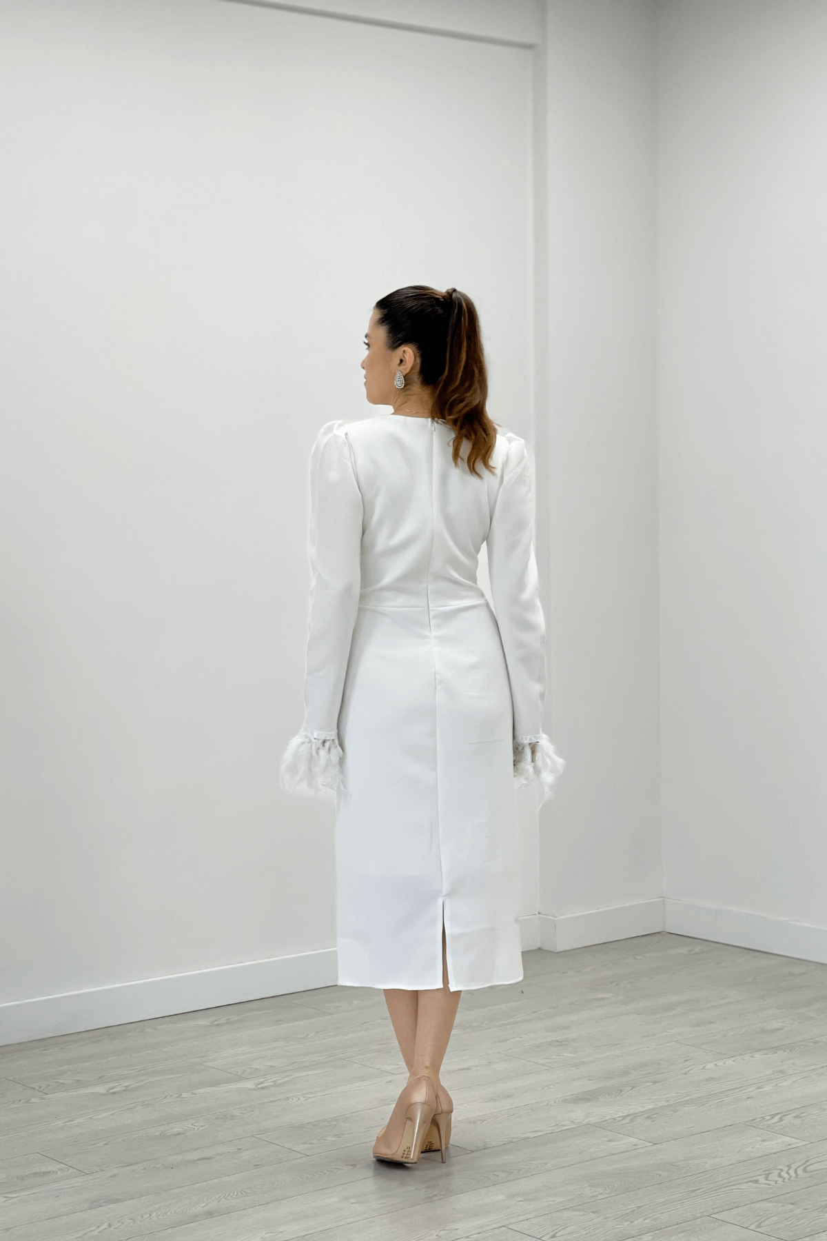 Double Kumaş V Yaka Kolları Tüy Detaylı Kalem Abiye Elbise - BEYAZ