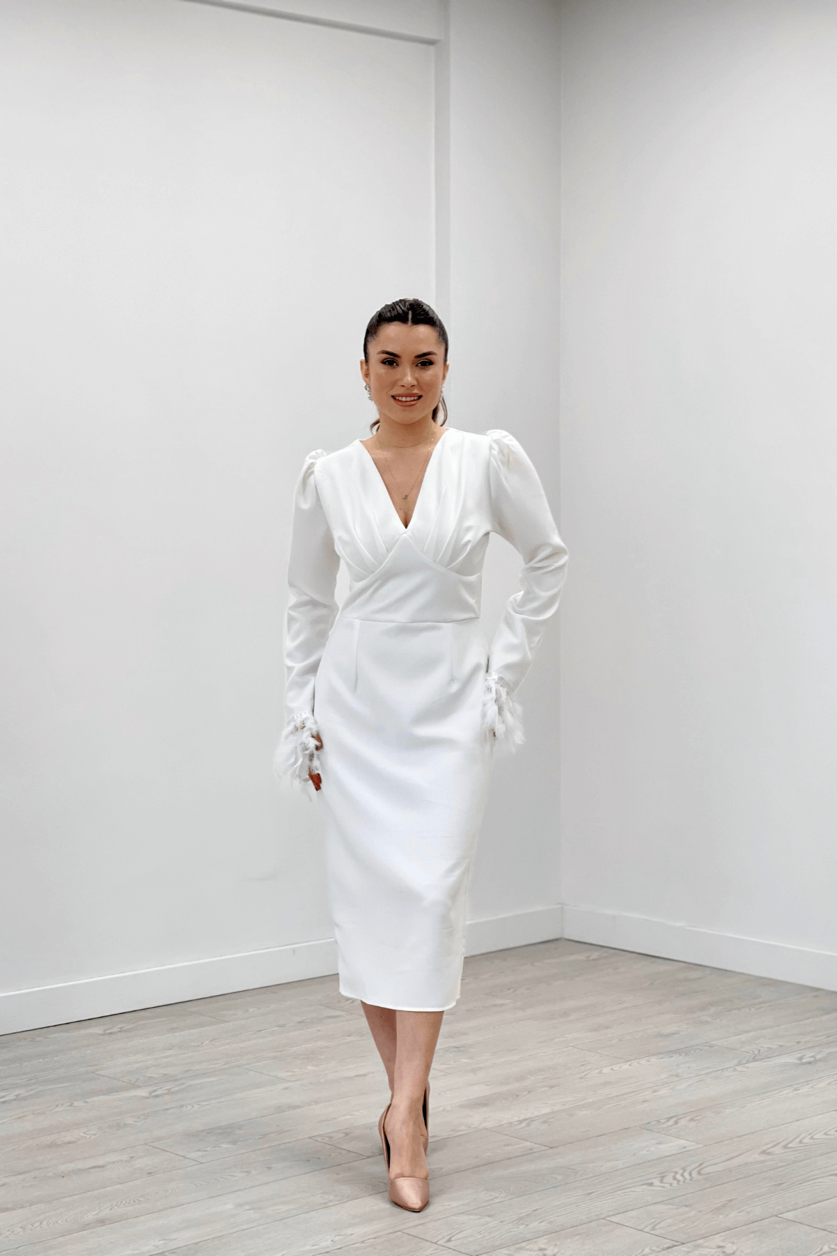 Double Kumaş V Yaka Kolları Tüy Detaylı Kalem Abiye Elbise - BEYAZ