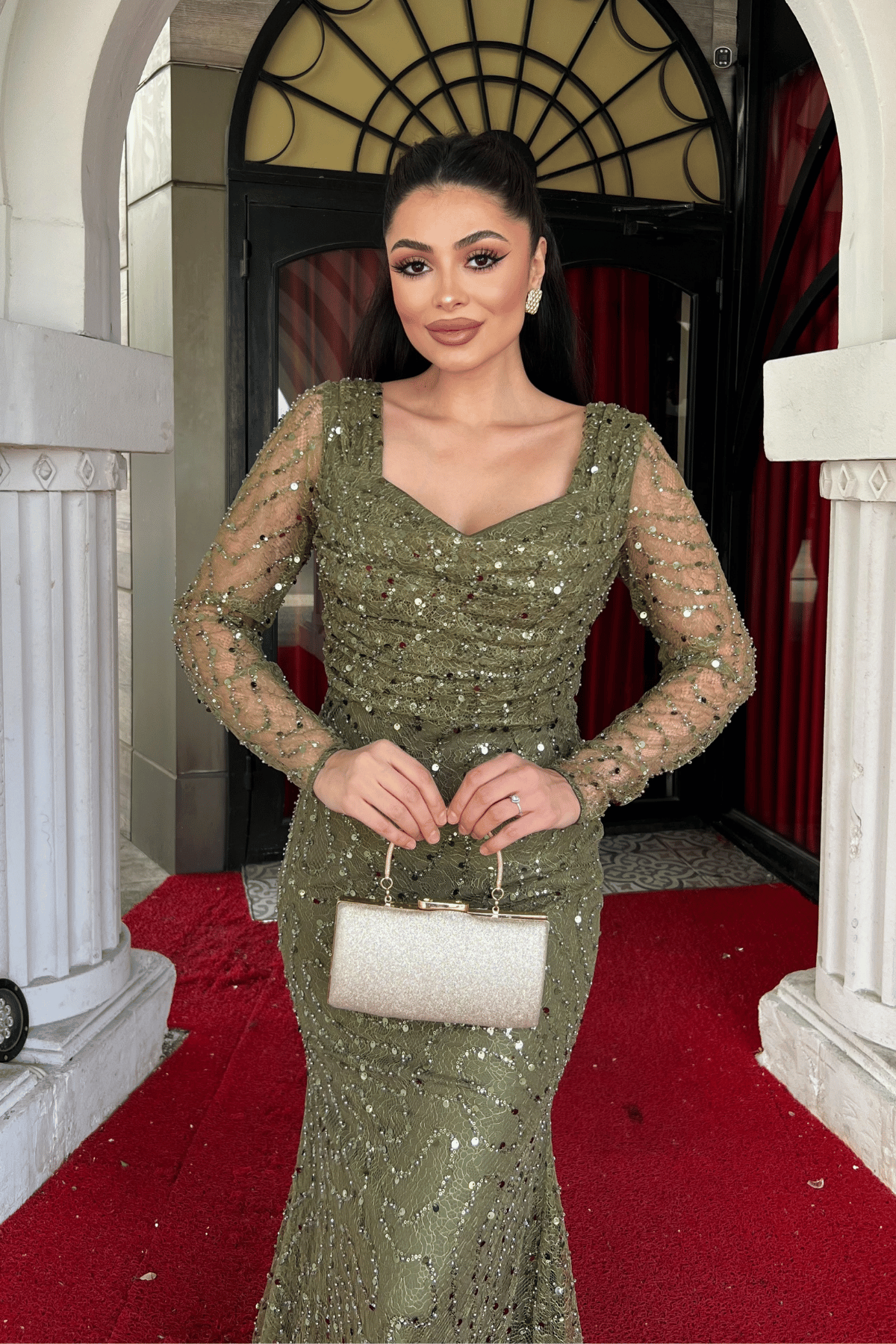 Full Boncuklu Kumaş Degaje Yaka Balık Elbise - HAKİ YEŞİLİ