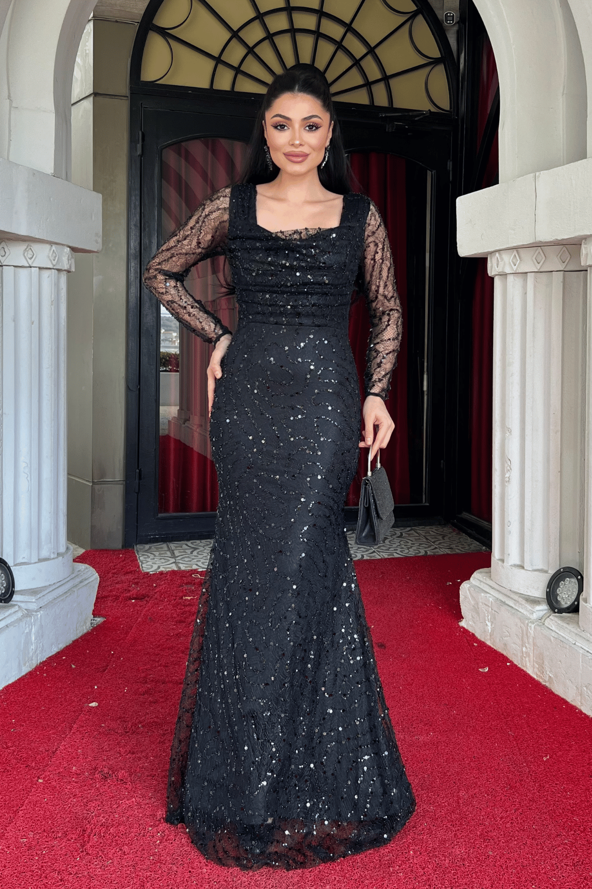 Full Boncuklu Kumaş Degaje Yaka Balık Elbise - SİYAH