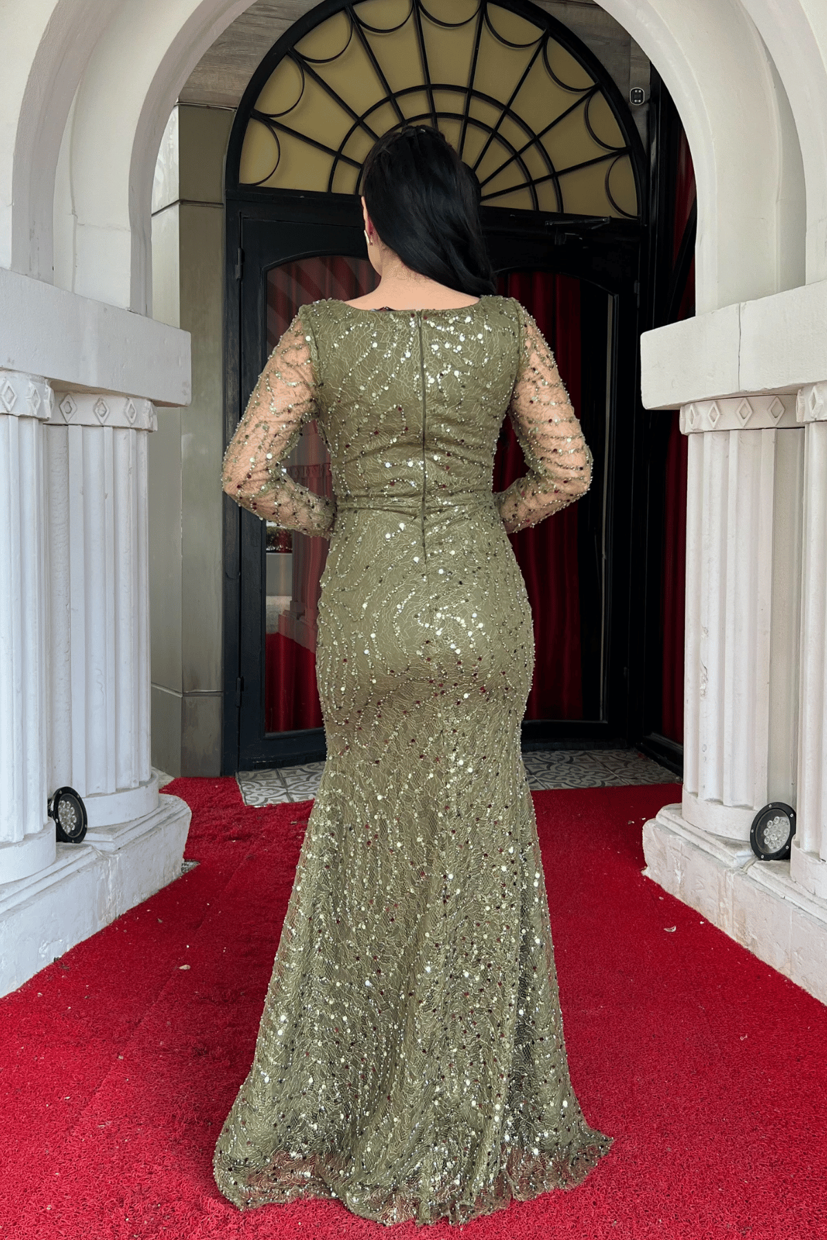 Full Boncuklu Kumaş Degaje Yaka Balık Elbise - HAKİ YEŞİLİ