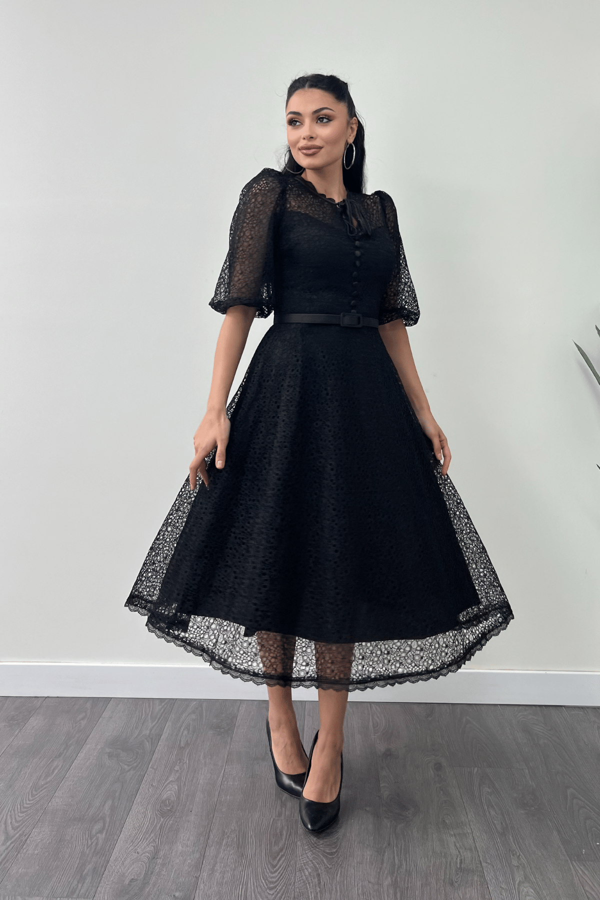 فستان ميدي مزين بأزرار - الأسود