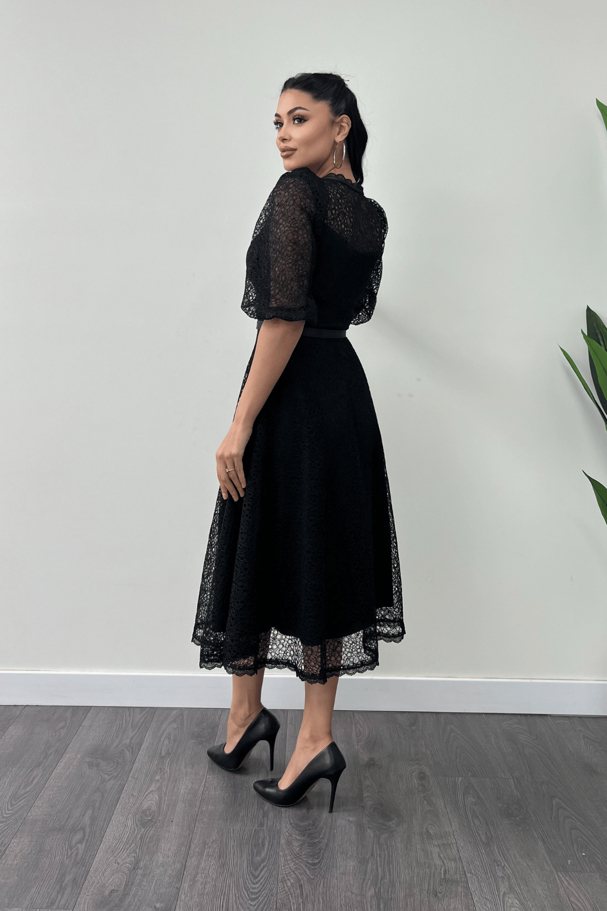 فستان ميدي مزين بأزرار - الأسود