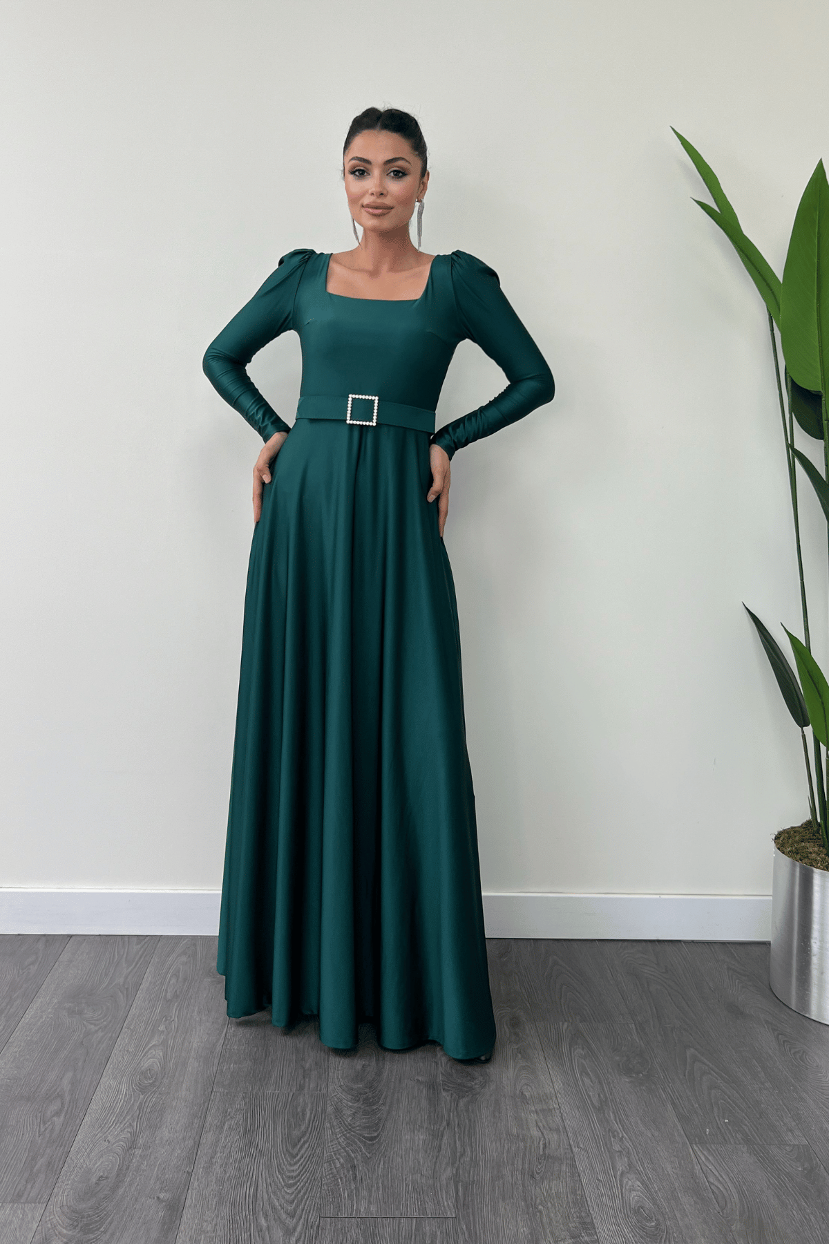 فستان مستورد من قماش الساتان الكريب بياقة مربعة - الزمرد الأخضر