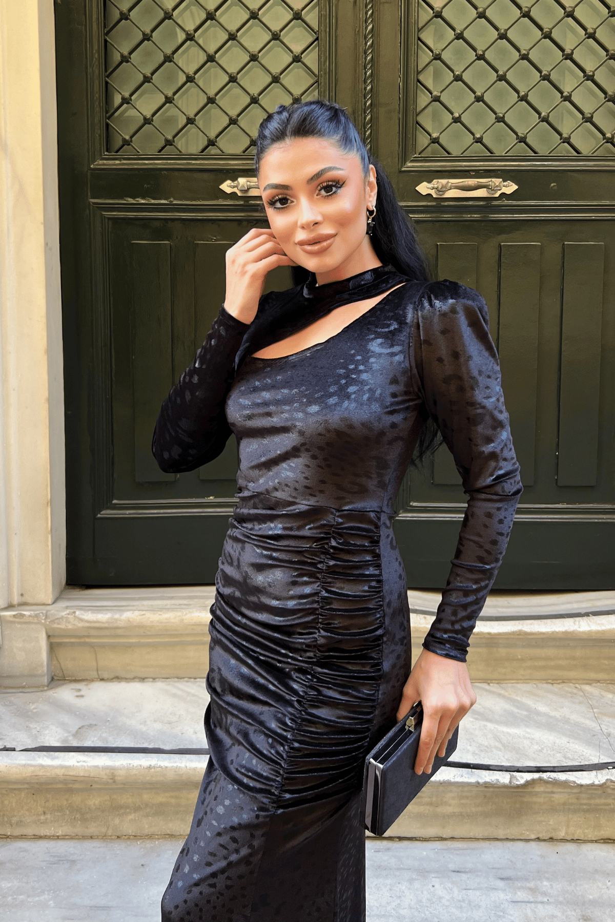 Kadife Kumaş Büzgü Detaylı Elbise - SİYAH