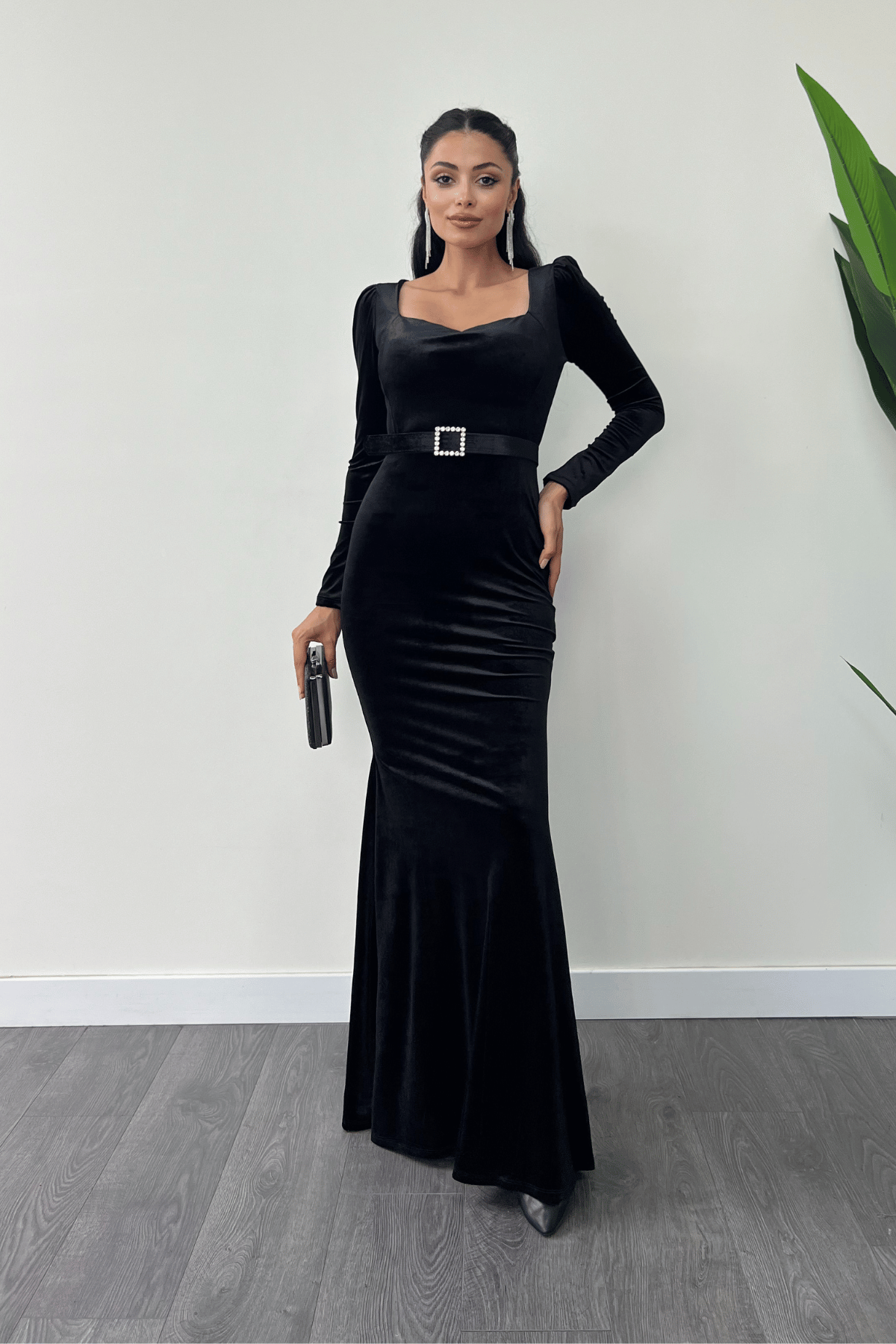 فستان سمكي من قماش مخملي بياقة قلب - أسود