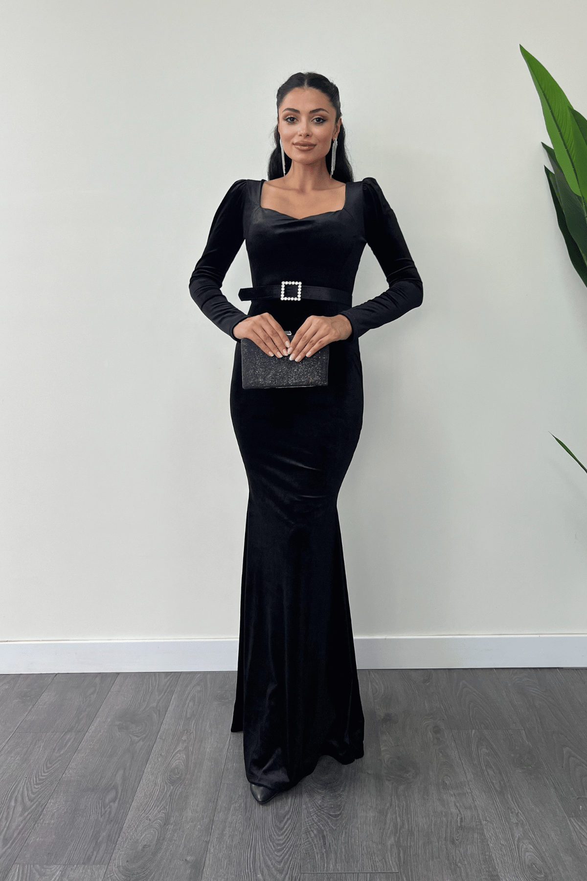 فستان سمكي من قماش مخملي بياقة قلب - أسود