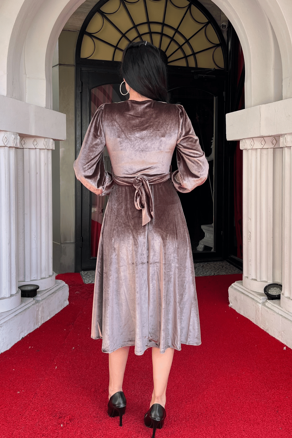 Kadife Kumaş V Yaka Midi Elbise - KAHVERENGİ