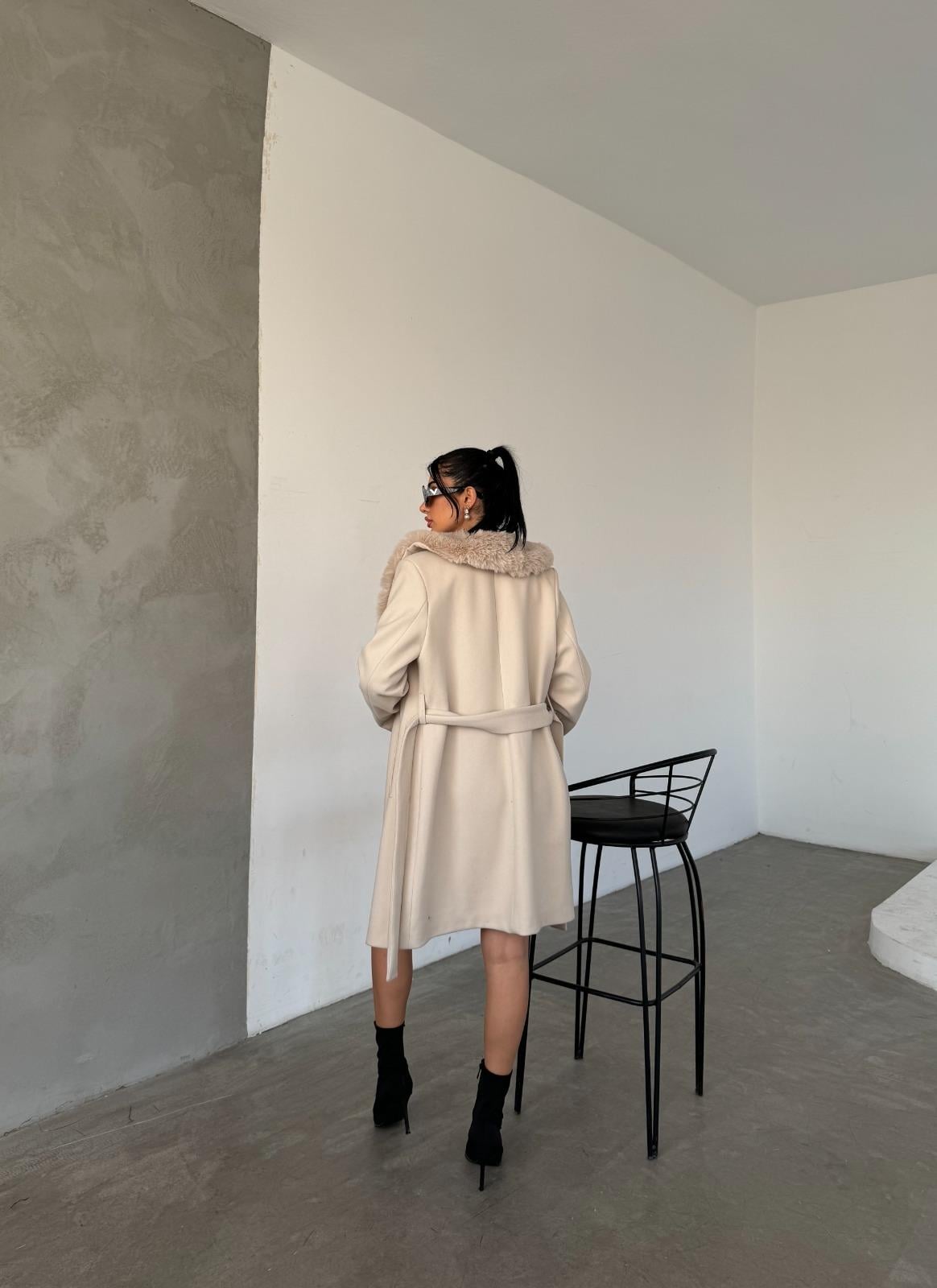 Kaşe Kumaş Kürk Detaylı Kaban - KREM