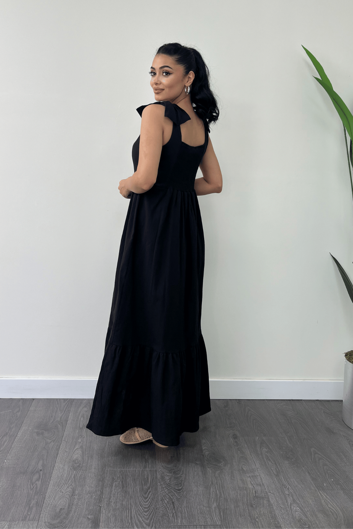 Keten Kumaş Omuzu Fiyonk Detaylı Elbise - SİYAH