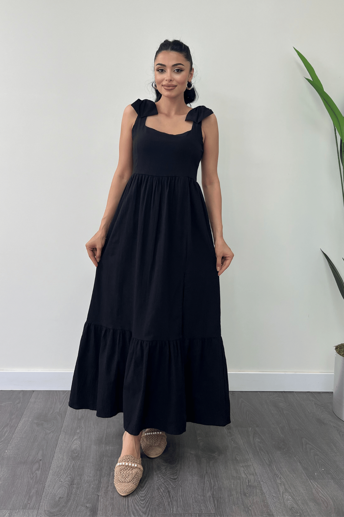 Keten Kumaş Omuzu Fiyonk Detaylı Elbise - SİYAH