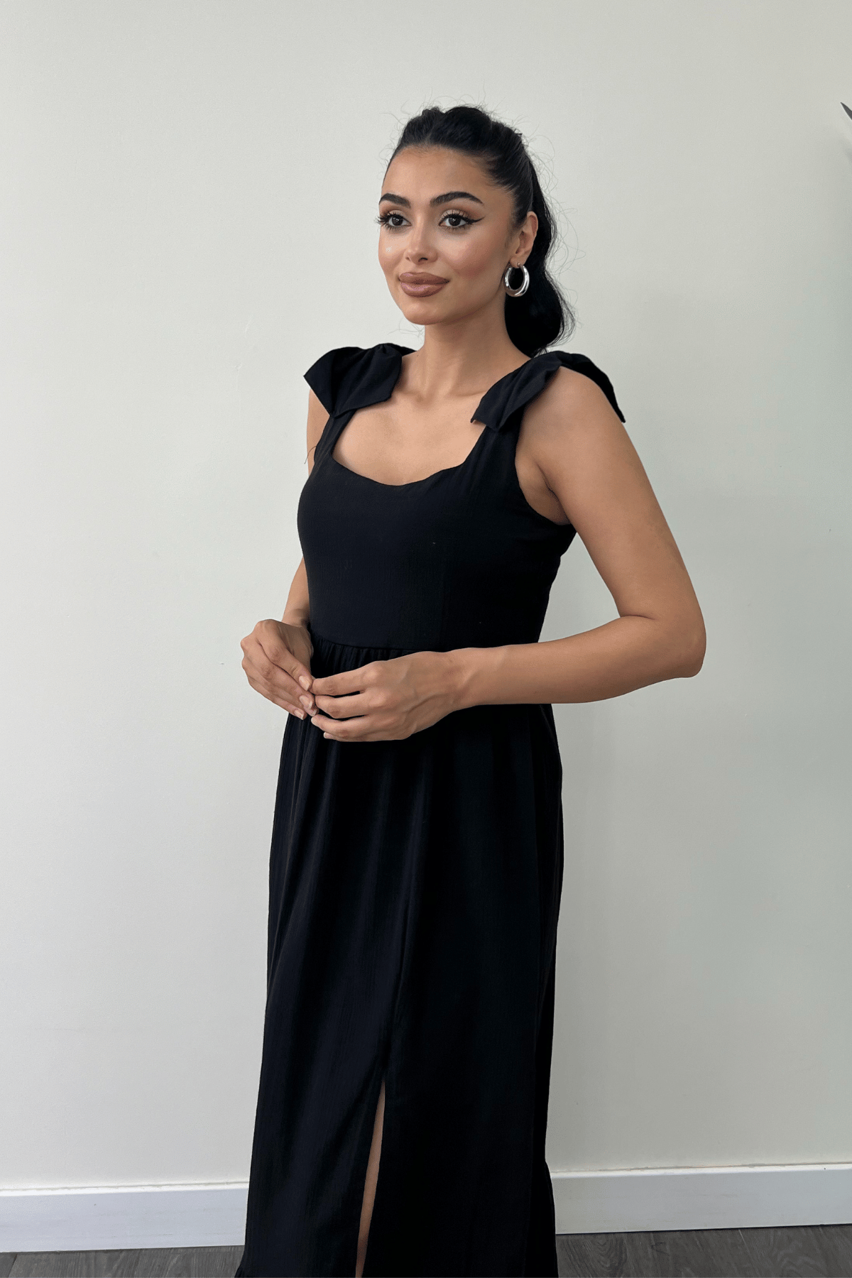 Keten Kumaş Omuzu Fiyonk Detaylı Elbise - SİYAH