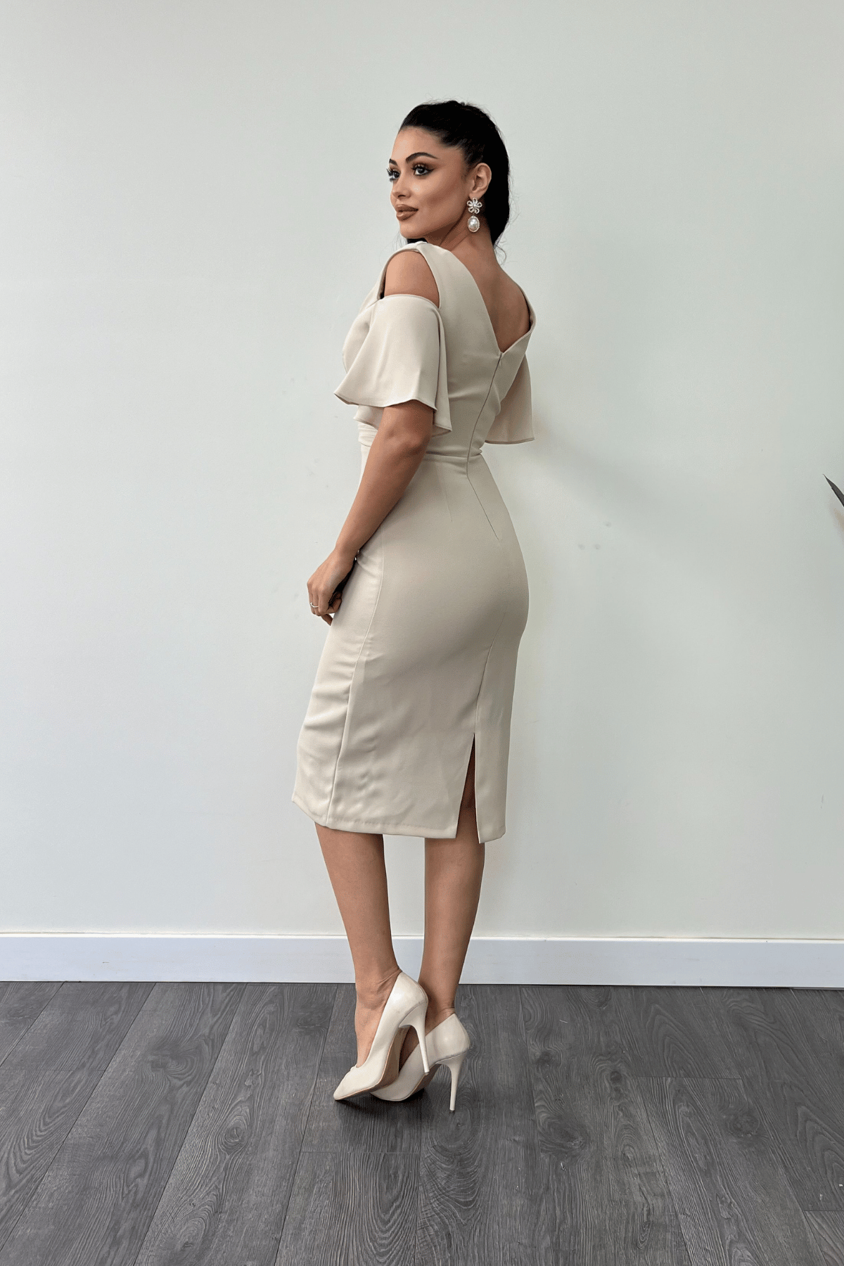 Krep Kumaş Büzgü Detaylı Kalem Elbise - BEJ