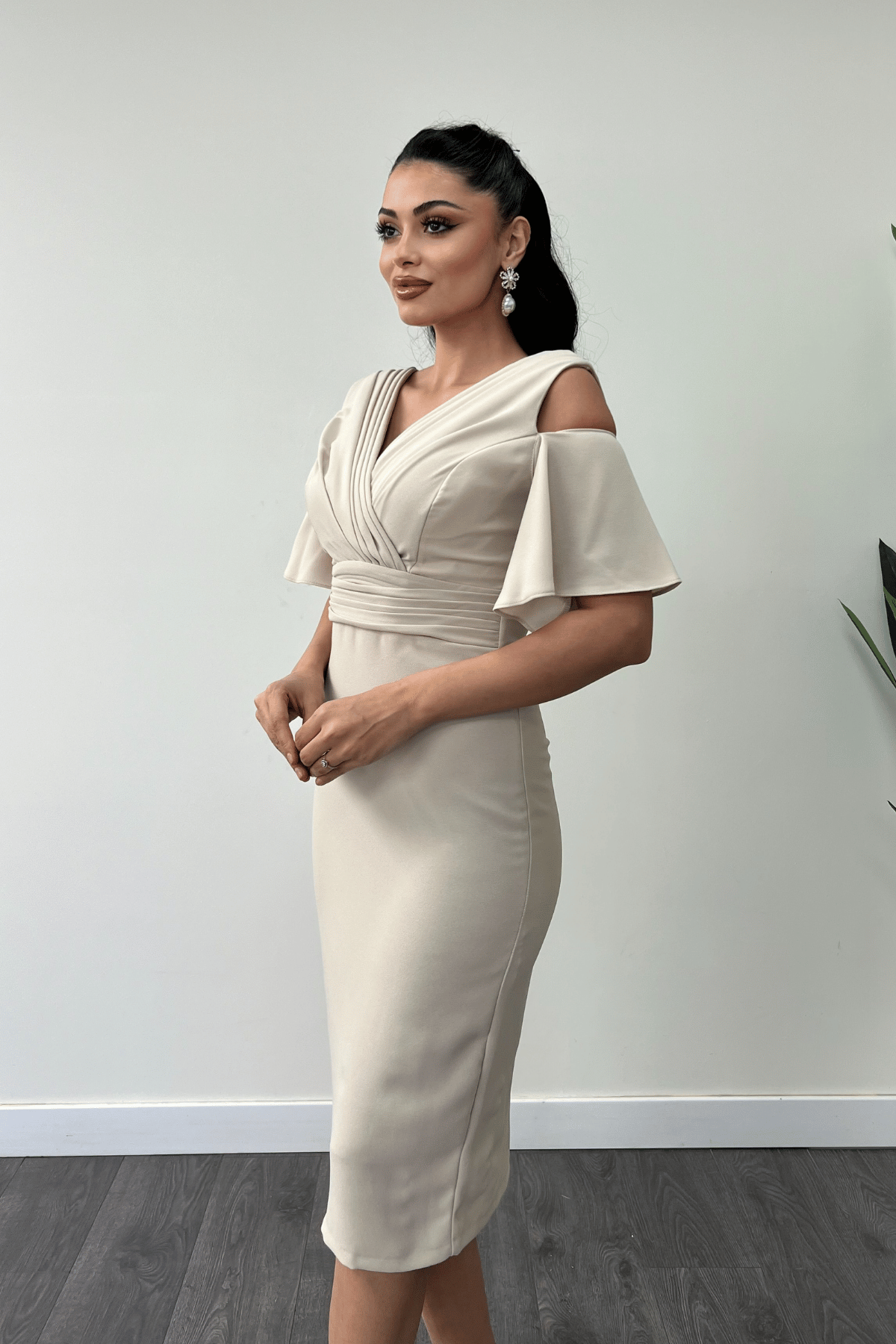 Krep Kumaş Büzgü Detaylı Kalem Elbise - BEJ