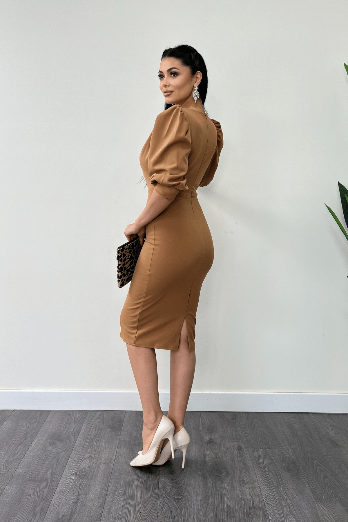 فستان قلم بياقة ديغاجي قماش الكريب بأكمام - البني