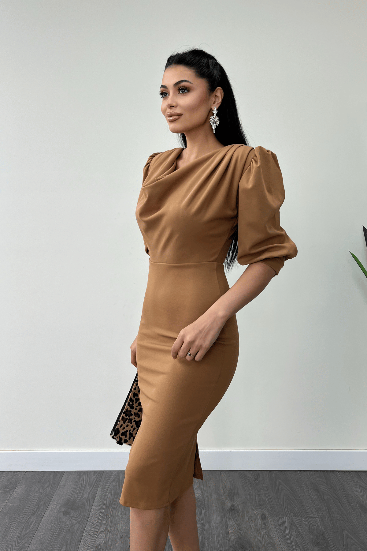 فستان قلم بياقة ديغاجي قماش الكريب بأكمام - البني