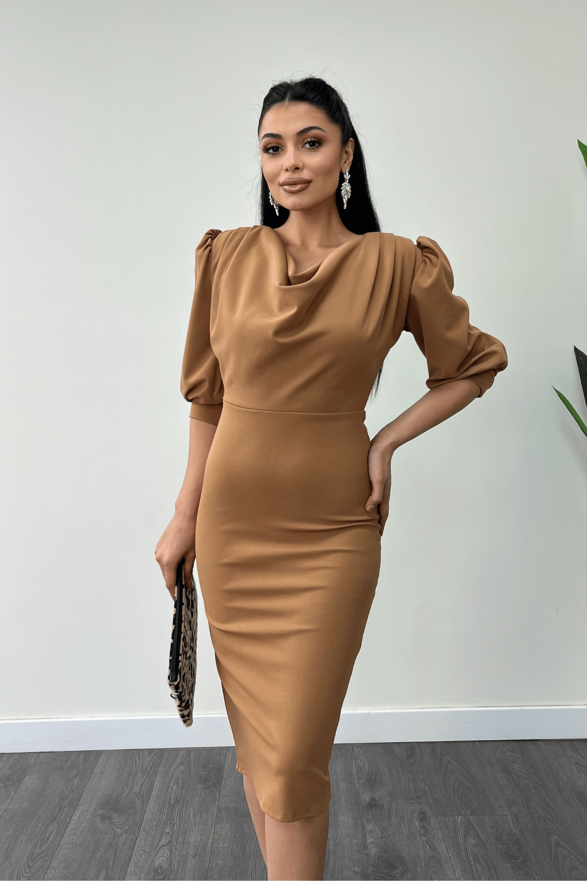 فستان قلم بياقة ديغاجي قماش الكريب بأكمام - البني