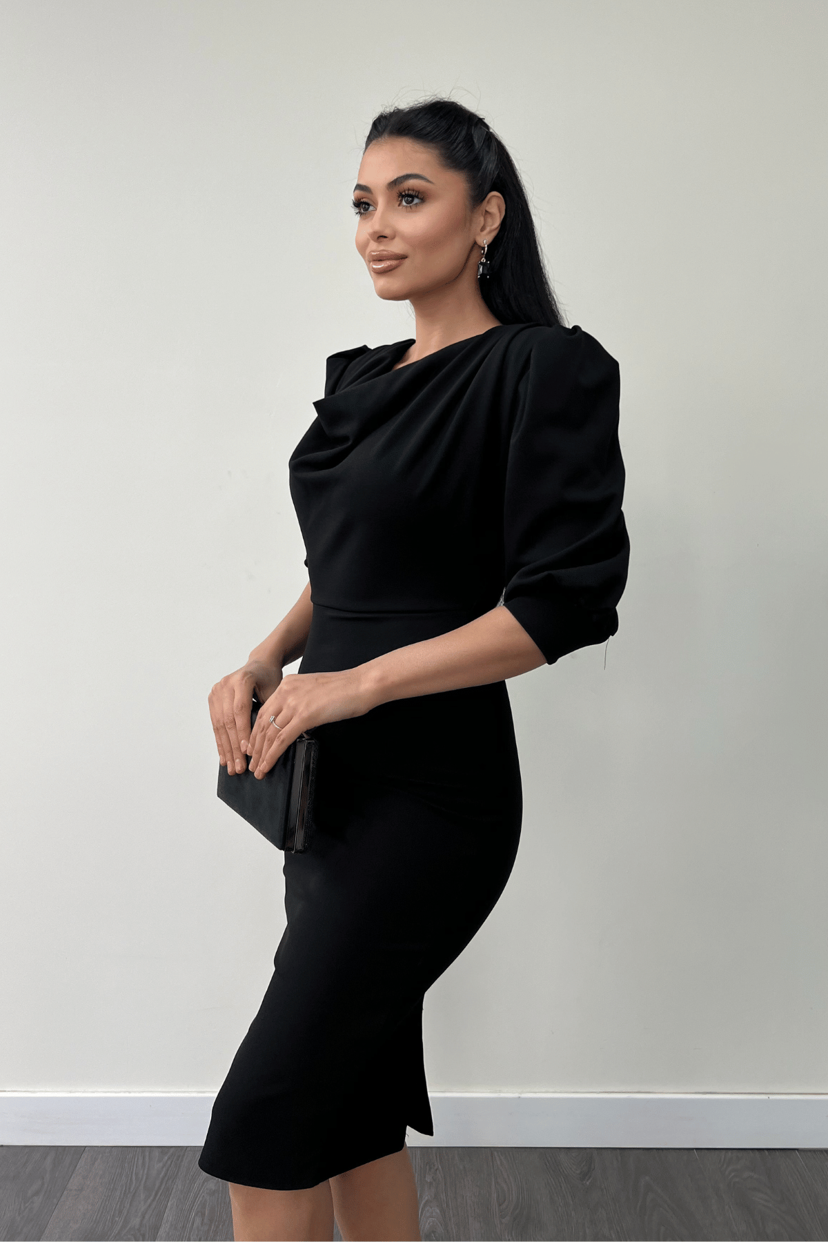 فستان قلم بياقة ديغاجي قماش الكريب بأكمام - أسود