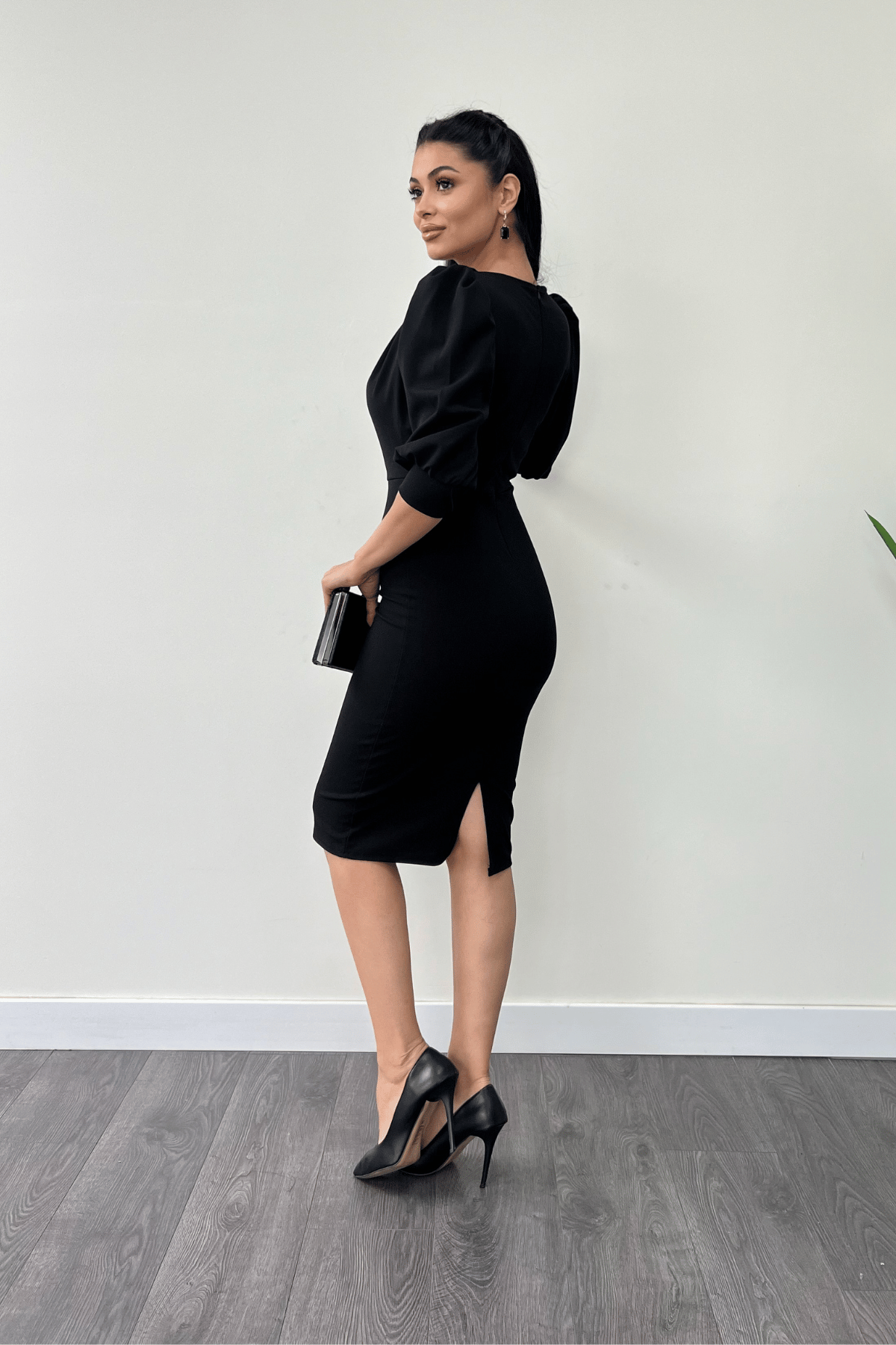 فستان قلم بياقة ديغاجي قماش الكريب بأكمام - أسود