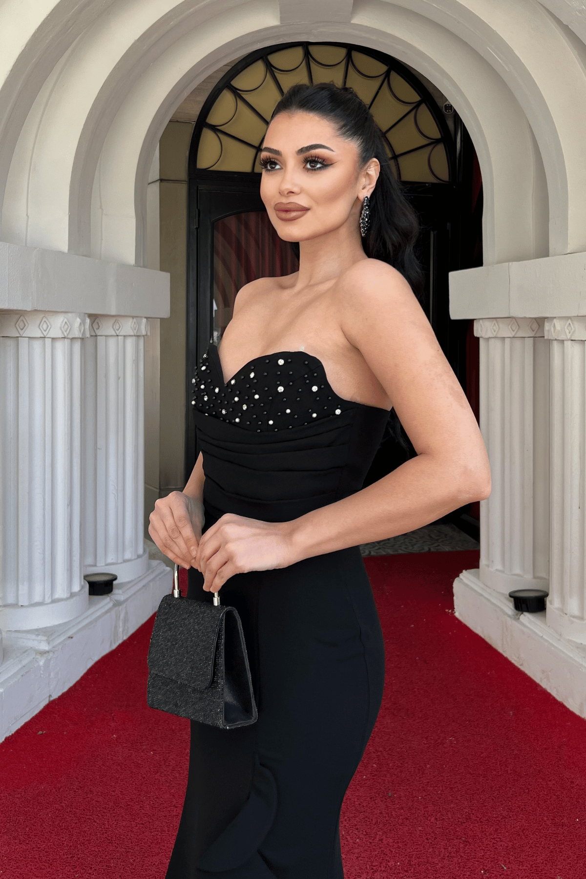 Krep Kumaş İncili Volan Detaylı Straplez Balık Elbise - SİYAH