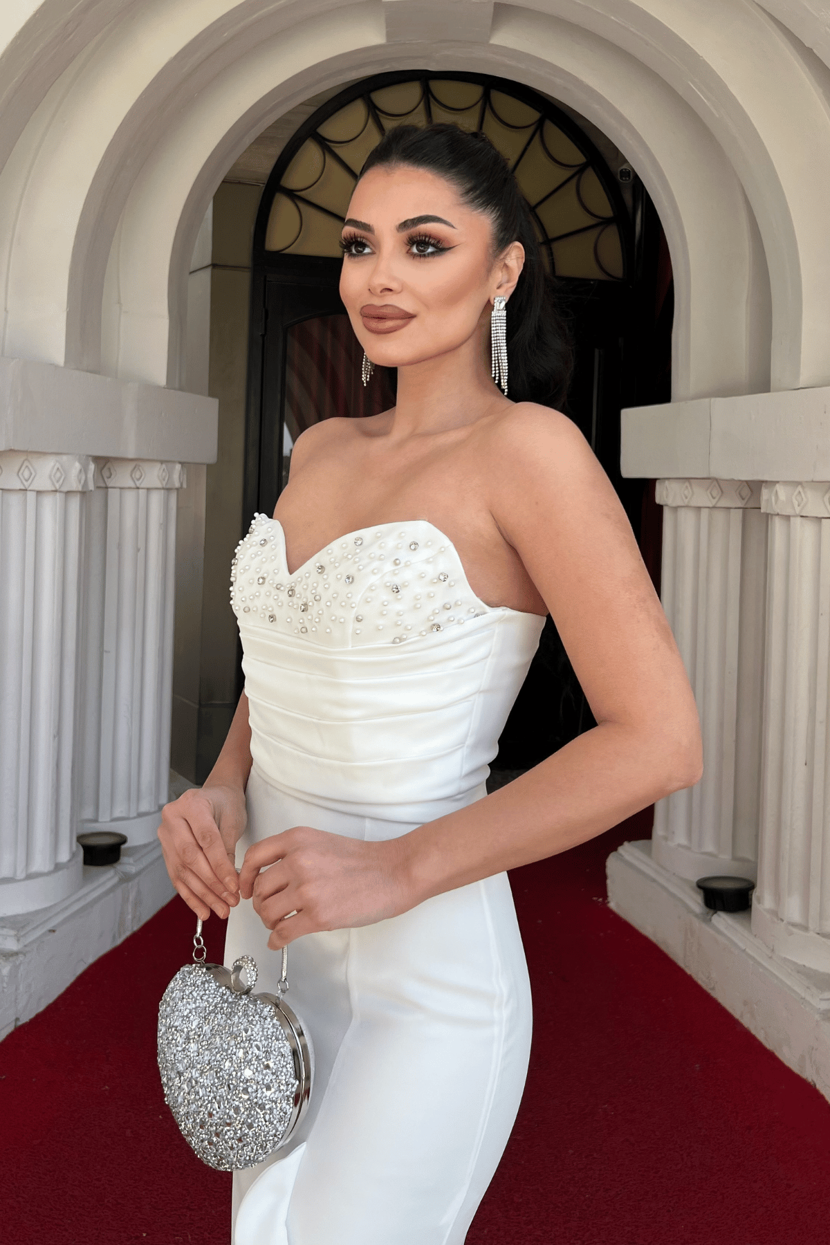 Krep Kumaş İncili Volan Detaylı Straplez Balık Elbise - BEYAZ