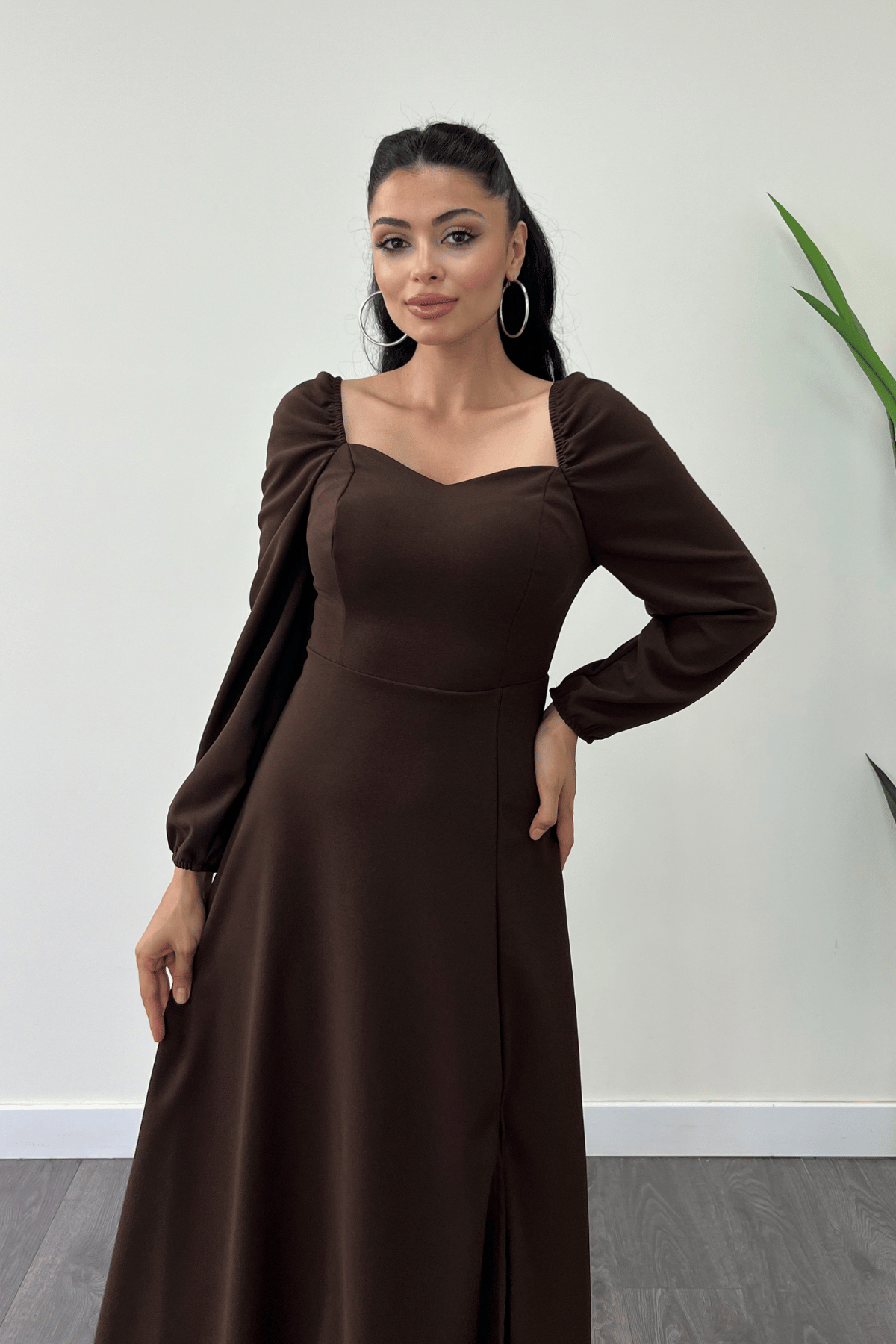 Krep Kumaş Kalp Yaka Midi Elbise - KAHVERENGİ