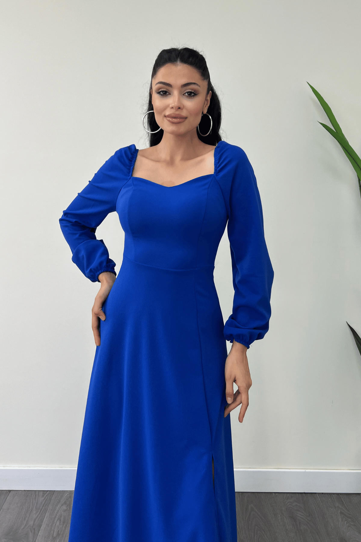 Krep Kumaş Kalp Yaka Midi Elbise - SAKS MAVİ