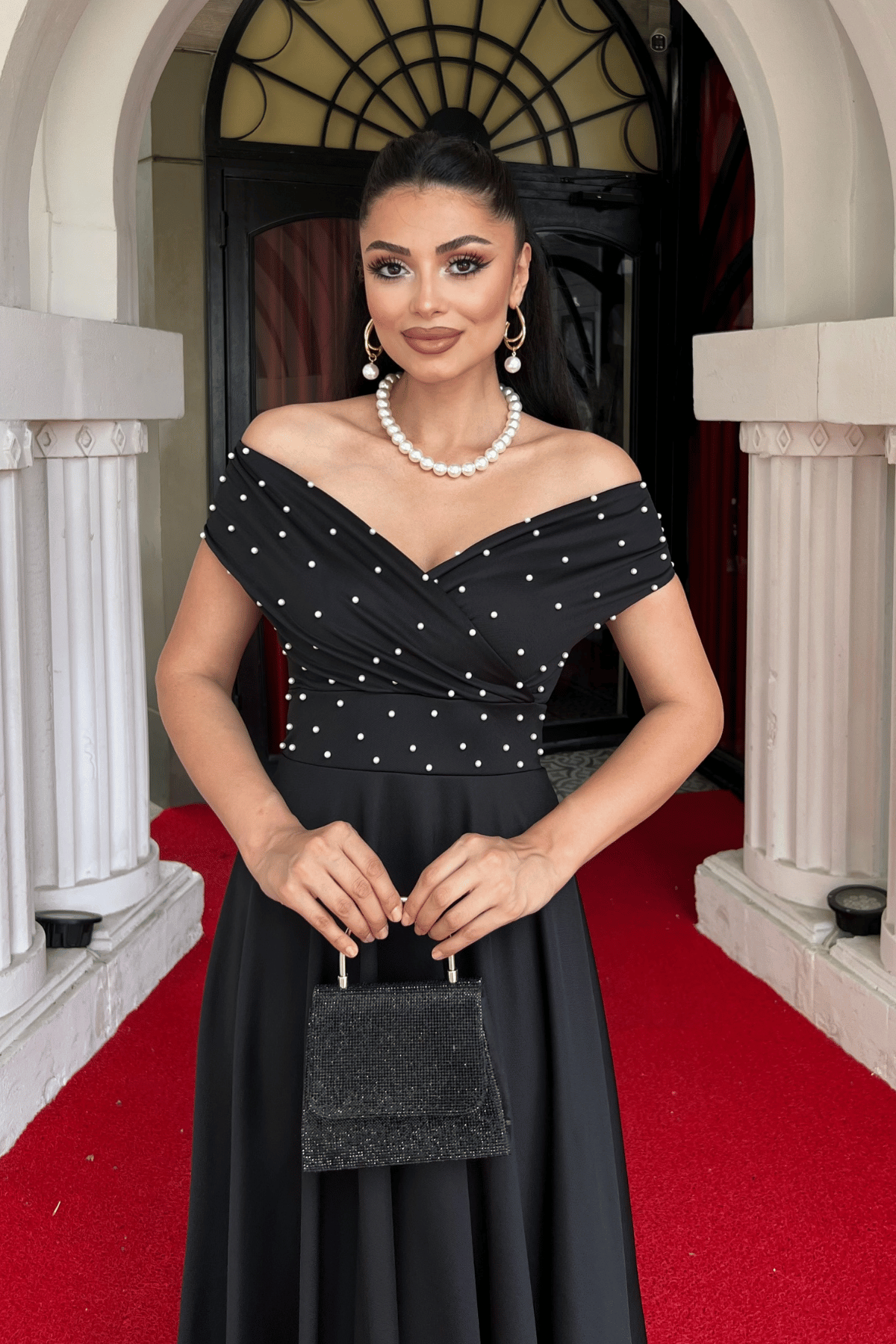 Krep Kumaş Kayık Yaka İnci Detaylı Abiye Elbise - SİYAH