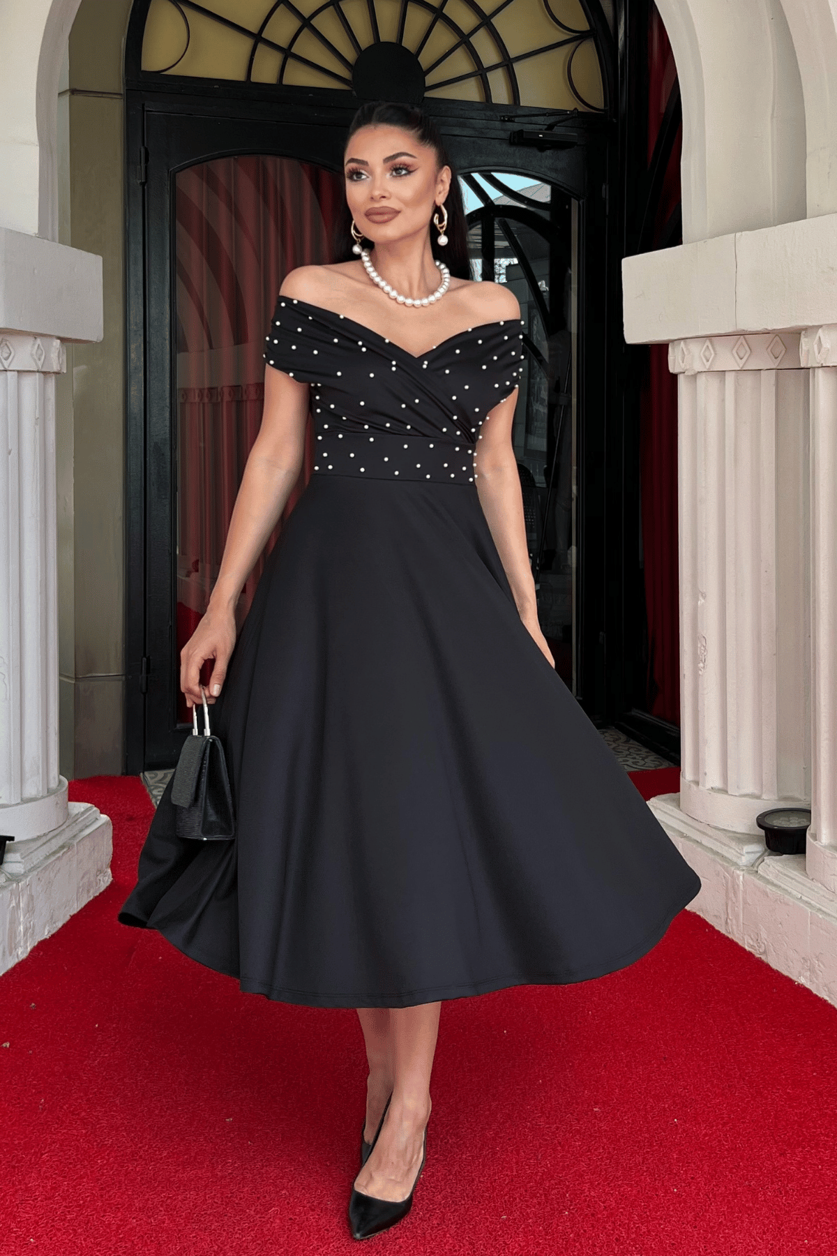 Krep Kumaş Kayık Yaka İnci Detaylı Abiye Elbise - SİYAH