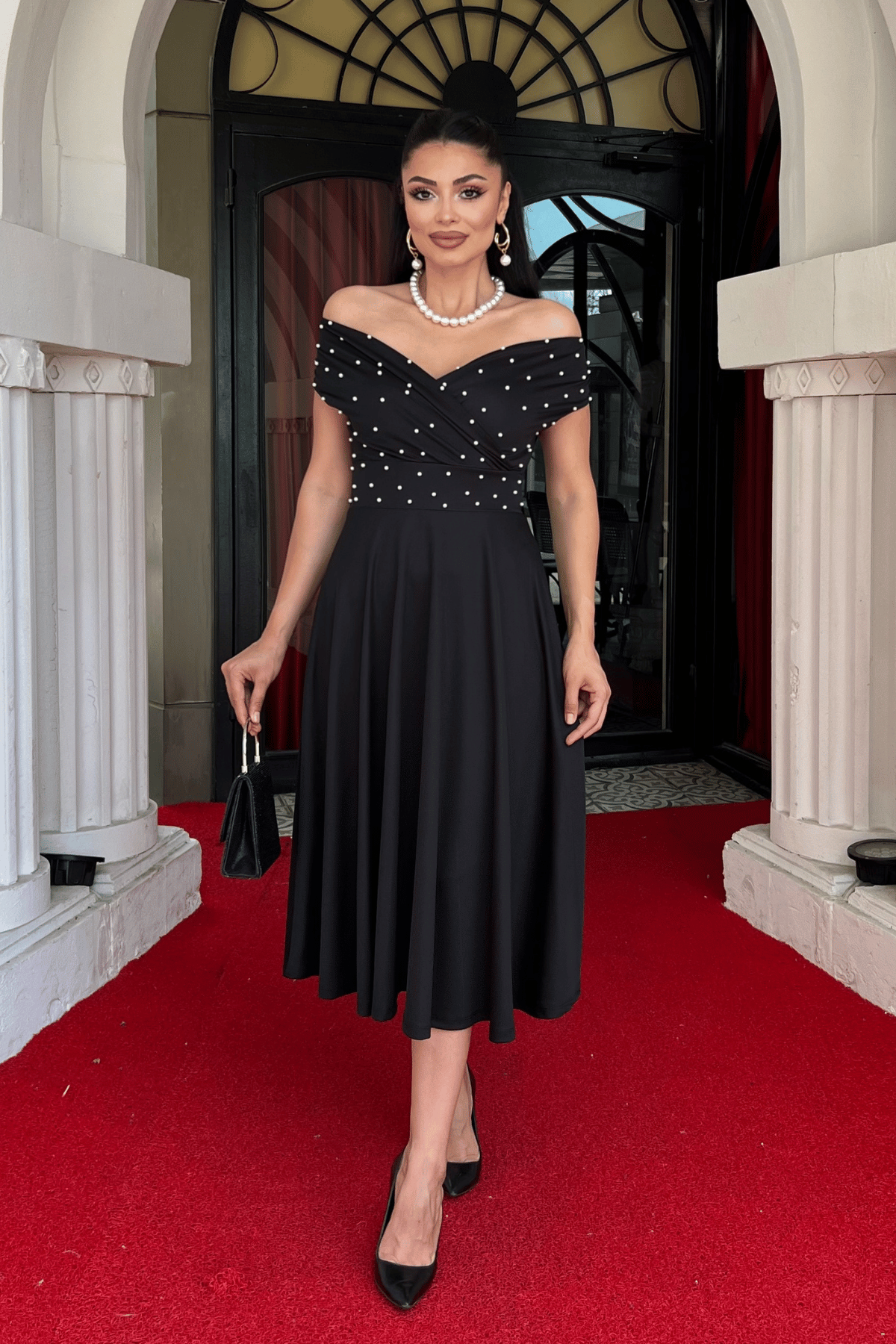 Krep Kumaş Kayık Yaka İnci Detaylı Abiye Elbise - SİYAH