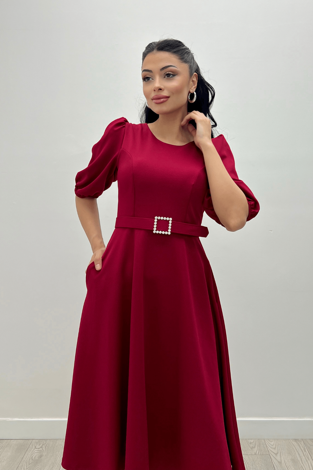 فستان مزين بحزام من قماش الكريب - بورجوندي