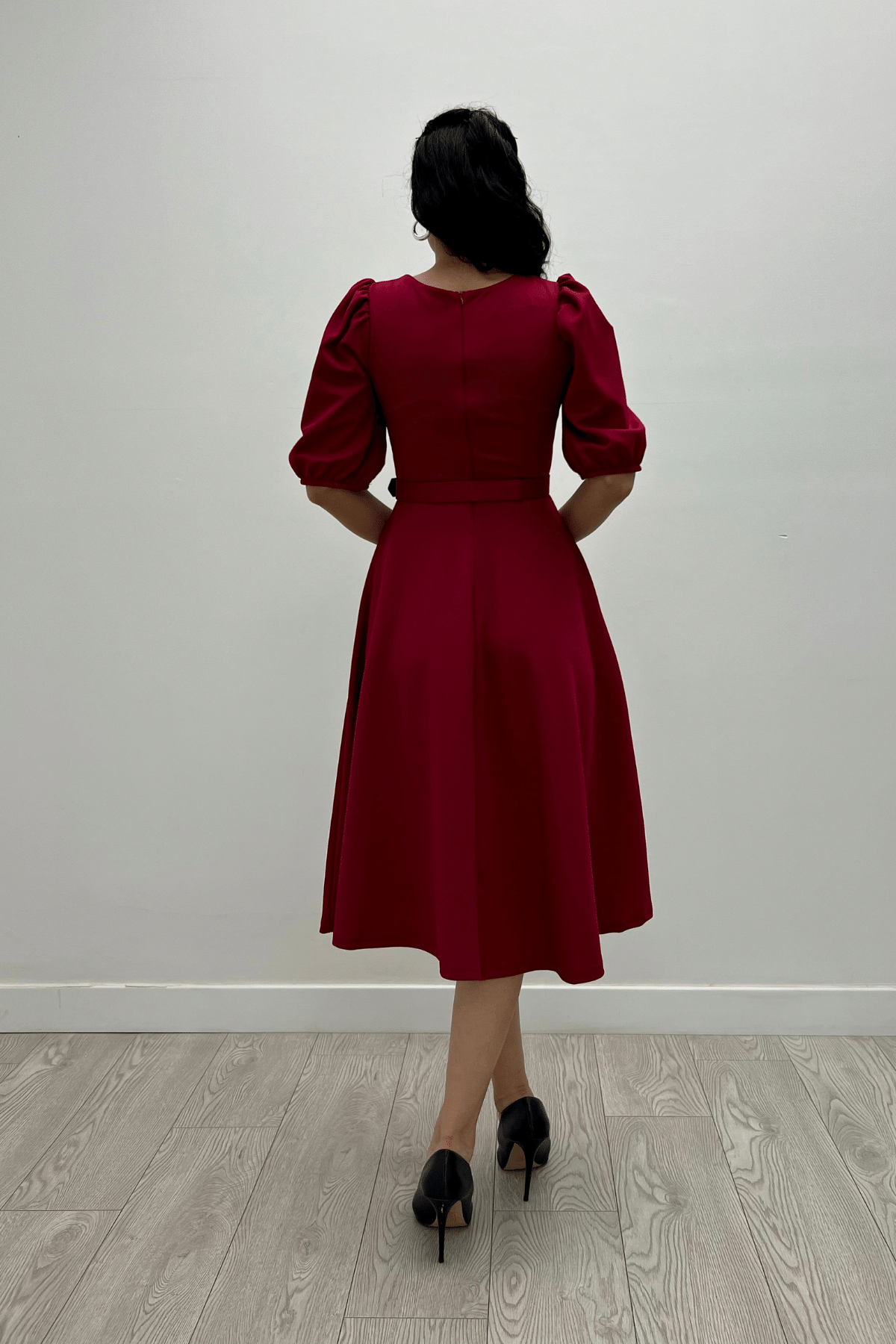 فستان مزين بحزام من قماش الكريب - بورجوندي