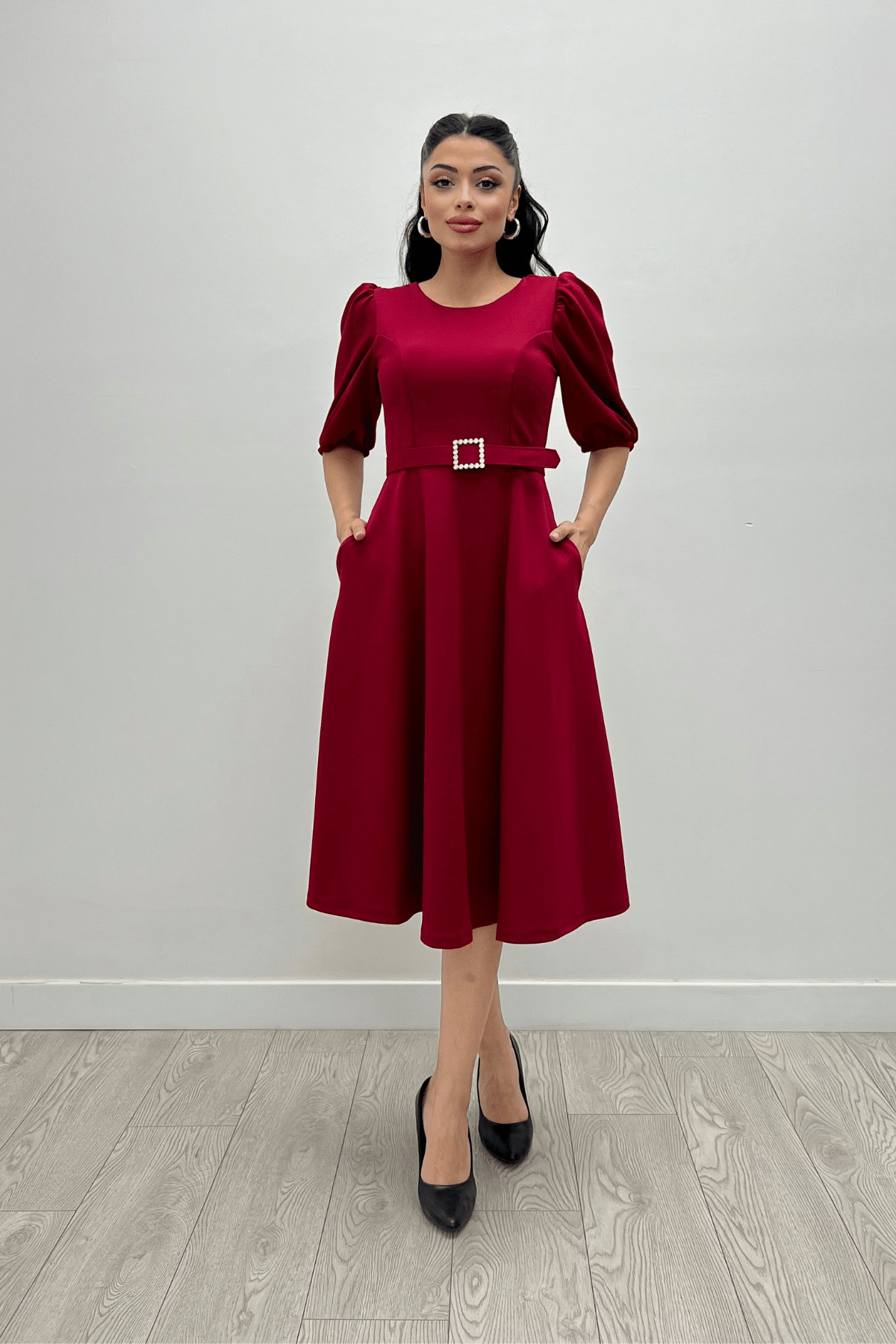 فستان مزين بحزام من قماش الكريب - بورجوندي