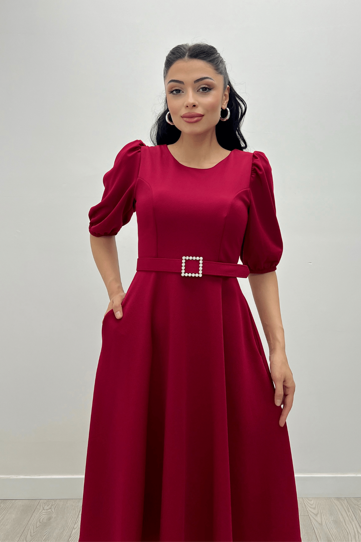 فستان مزين بحزام من قماش الكريب - بورجوندي