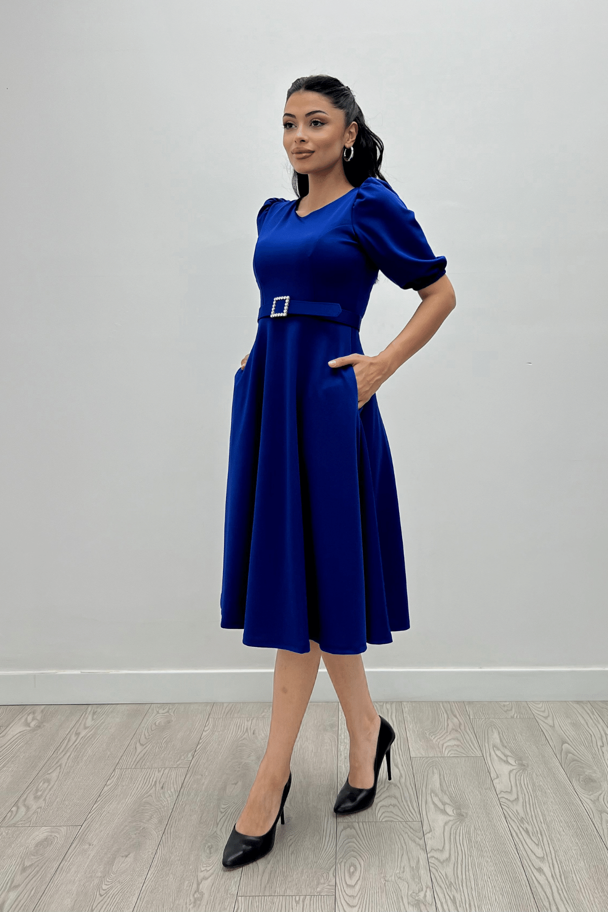 فستان مزين بحزام من قماش الكريب - ساكس بلو