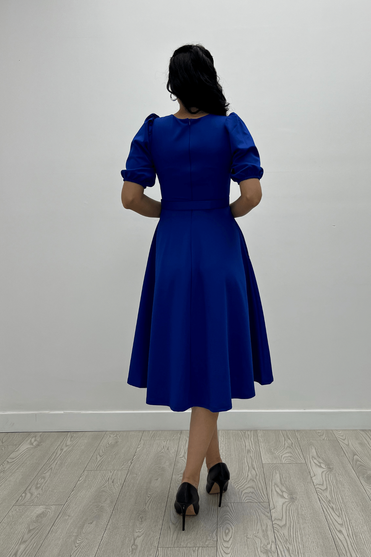 فستان مزين بحزام من قماش الكريب - ساكس بلو