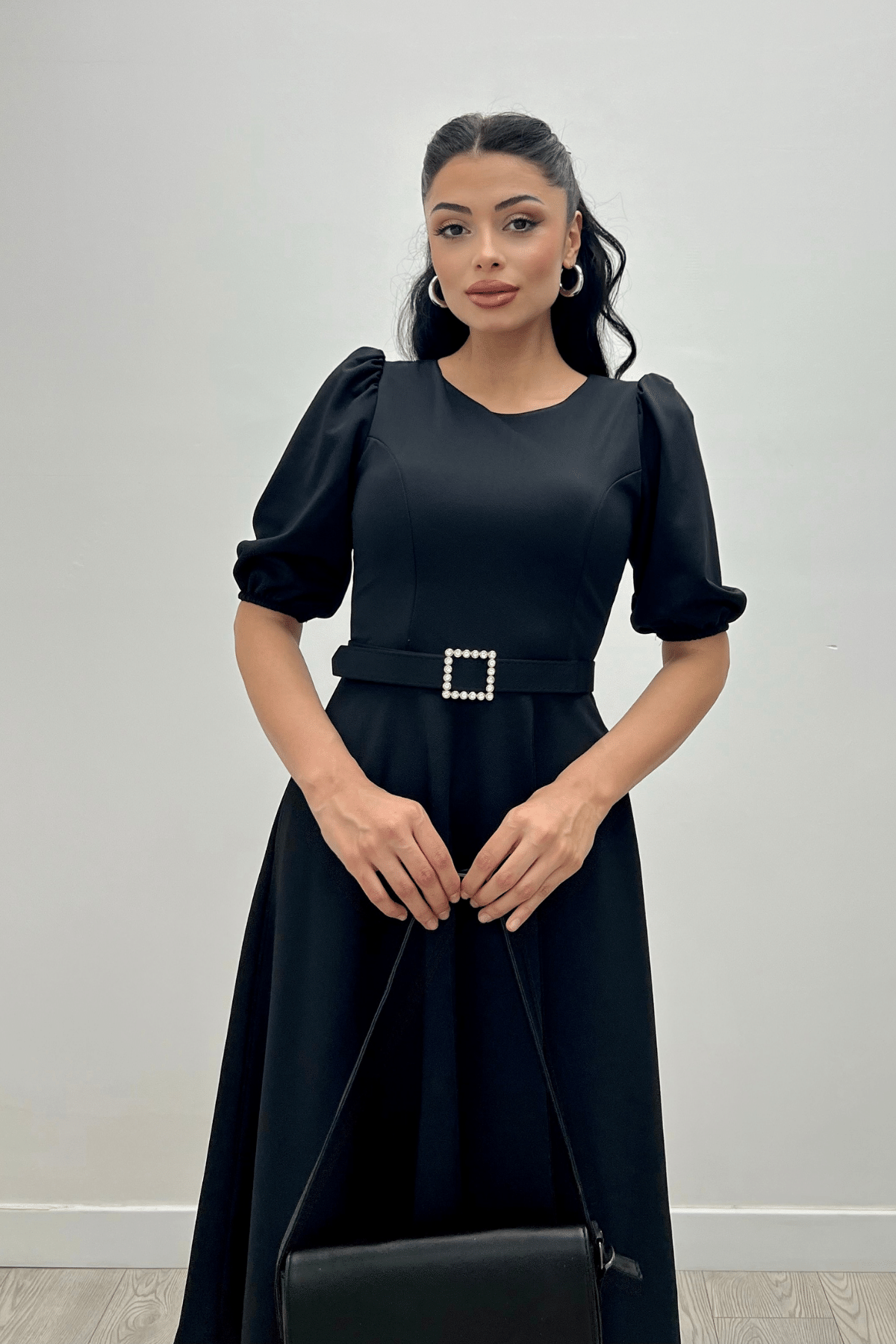 فستان مزين بحزام من قماش الكريب - الأسود