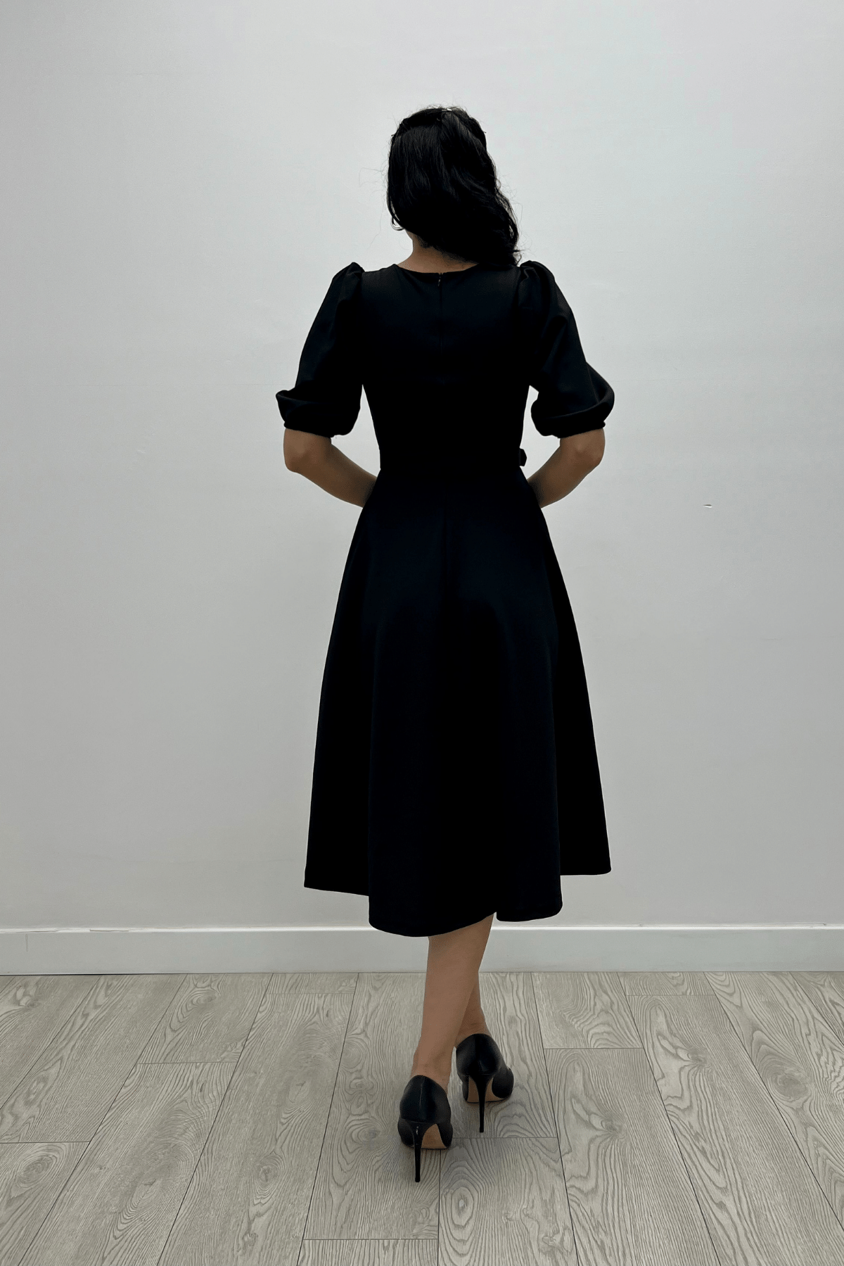 فستان مزين بحزام من قماش الكريب - الأسود