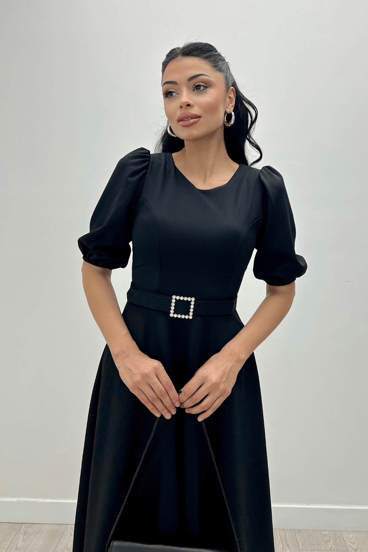 فستان مزين بحزام من قماش الكريب - الأسود